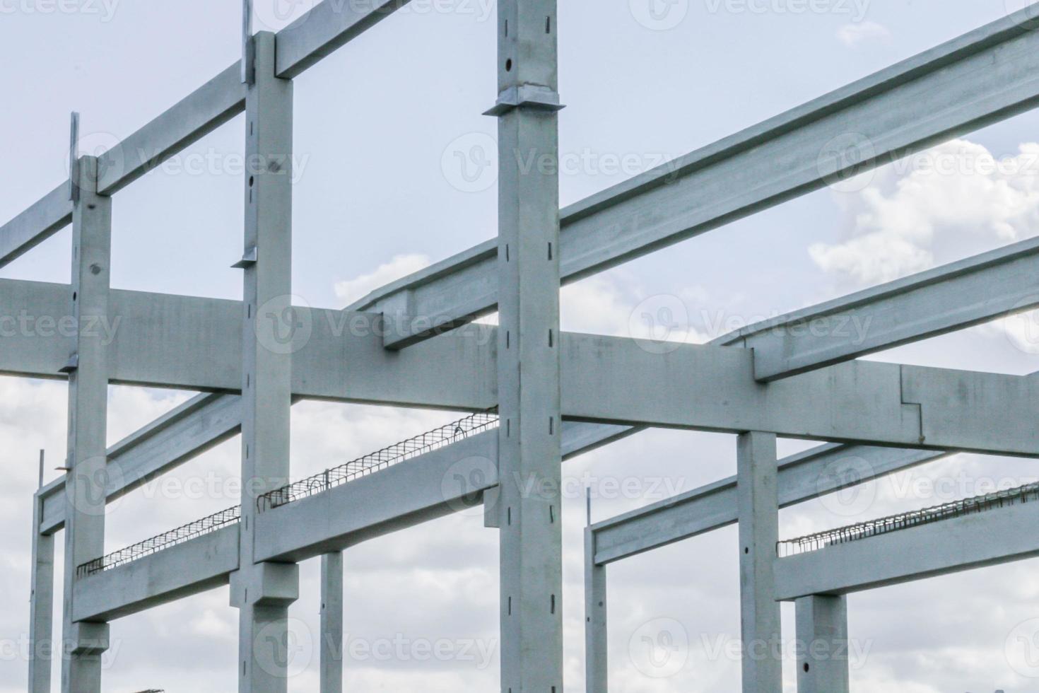 peças de concreto pré-moldado no canteiro de obras foto