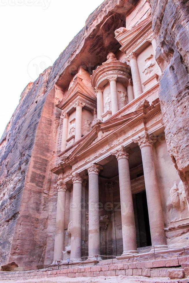 antigo tesouro nabateu esculpido na rocha em petra foto