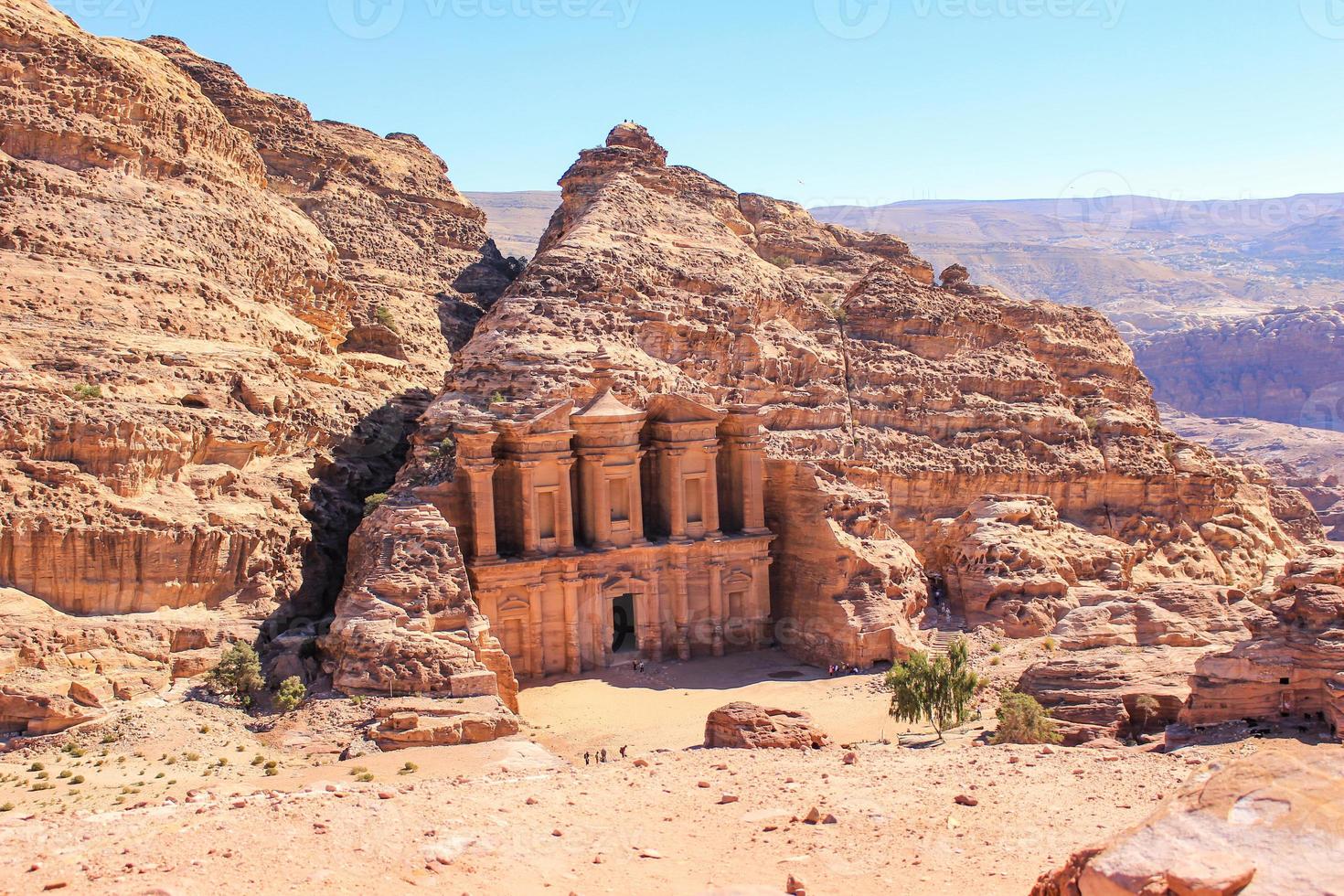 antigo templo nabateu esculpido na rocha em petra foto
