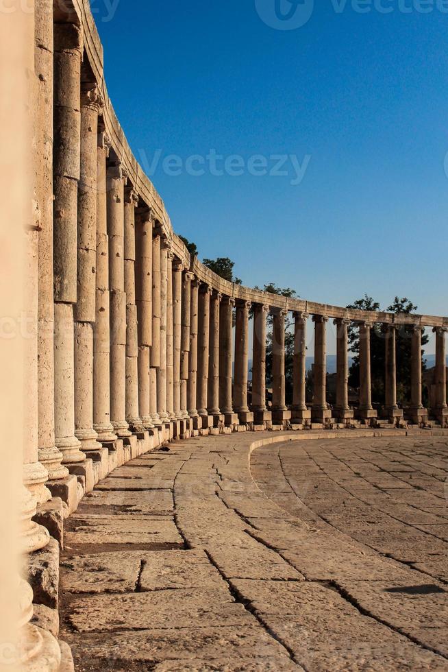 antiga colunata romana arruinada em jerash foto