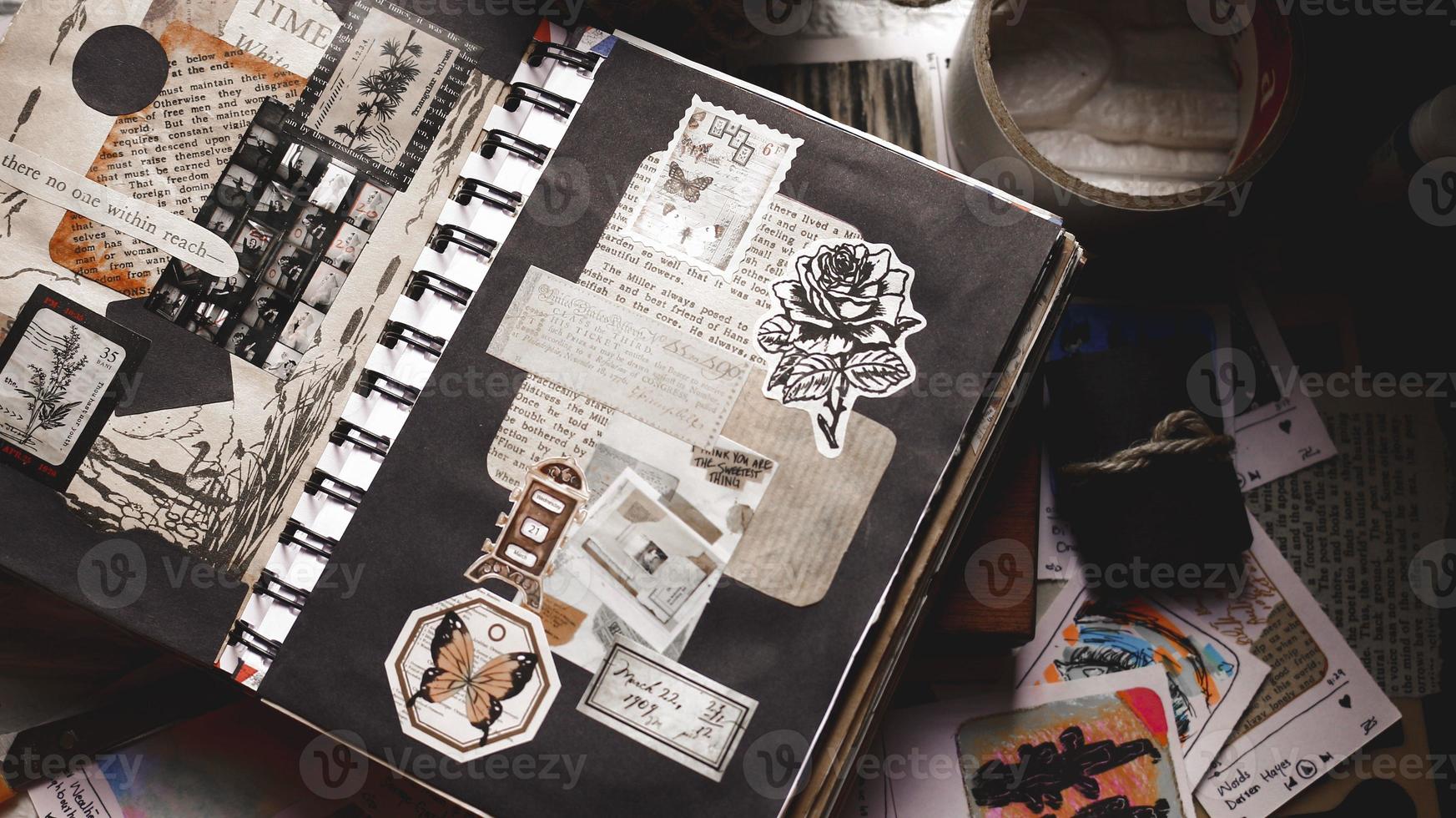 scrapbook e adesivos de diário espalhados em uma mesa foto
