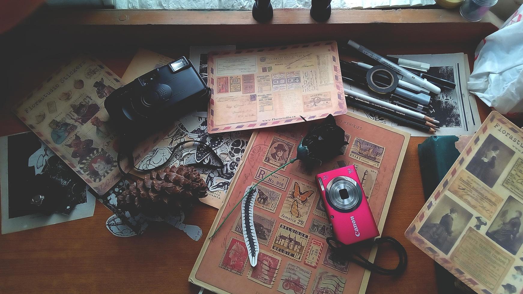 configuração de mesa vintage com livros antigos e máquina de escrever foto