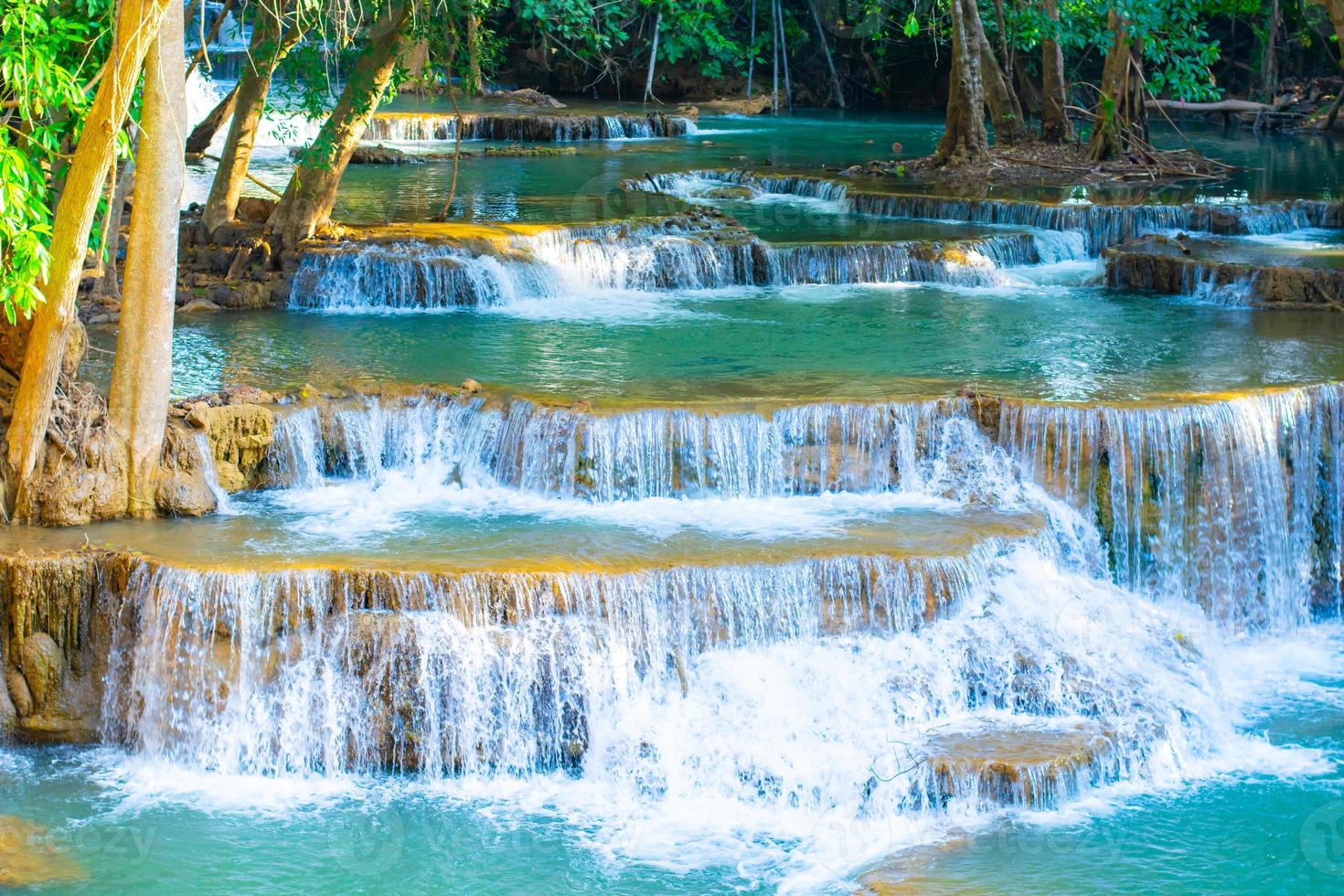 incrível cachoeira colorida na floresta do parque nacional durante a primavera, bela floresta profunda na tailândia, longa exposição técnica, durante as férias e relaxar. foto