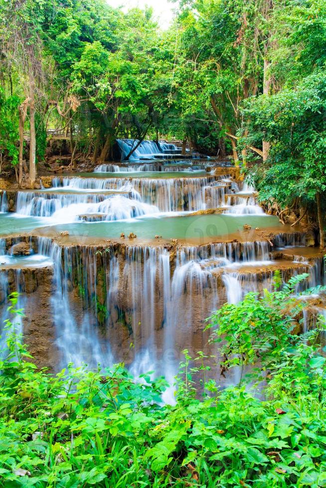 incrível cachoeira colorida na floresta do parque nacional durante a primavera, bela floresta profunda na tailândia, longa exposição técnica, durante as férias e relaxar. foto