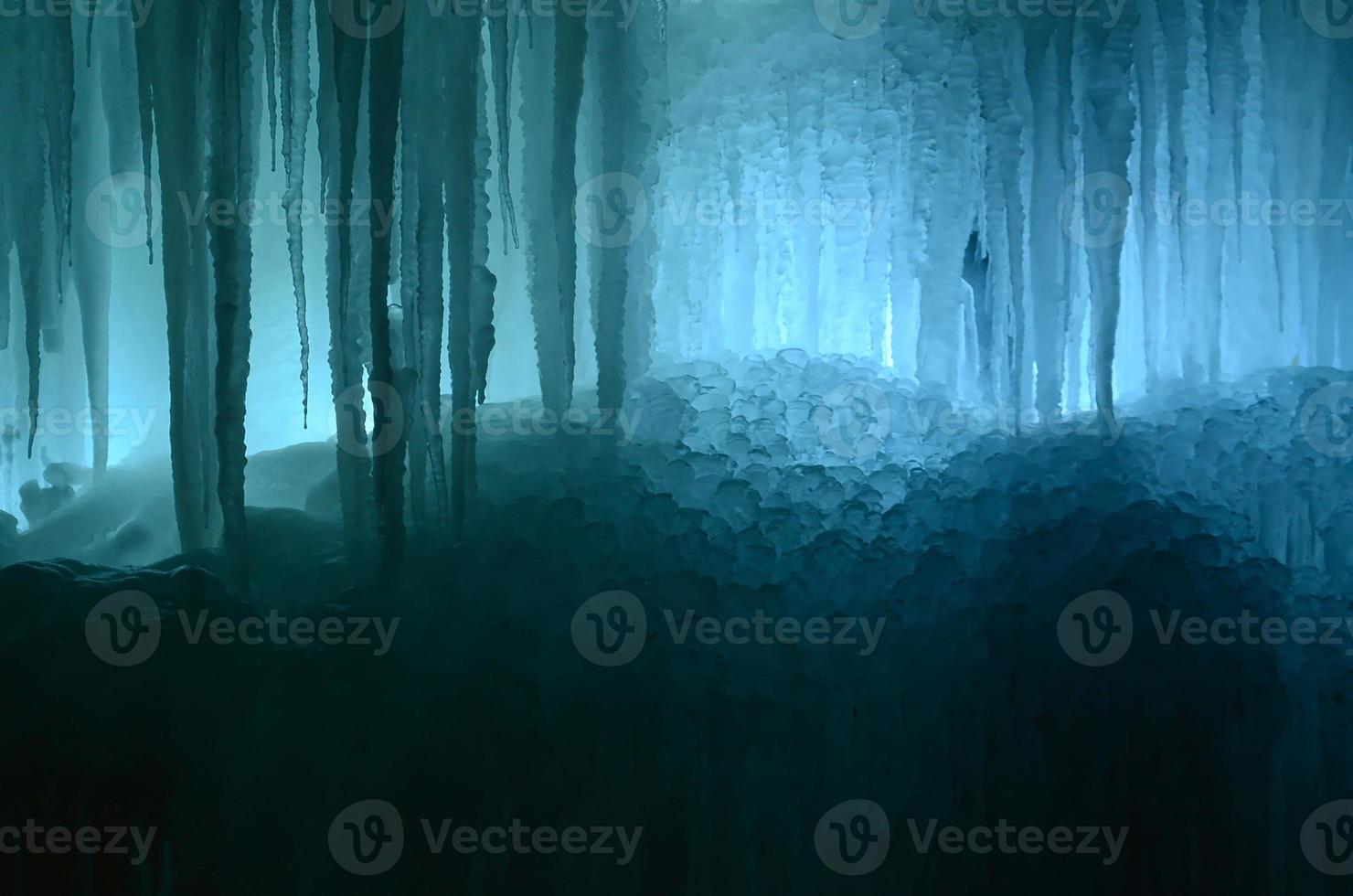 grandes blocos de gelo congelado cachoeira ou fundo de caverna foto