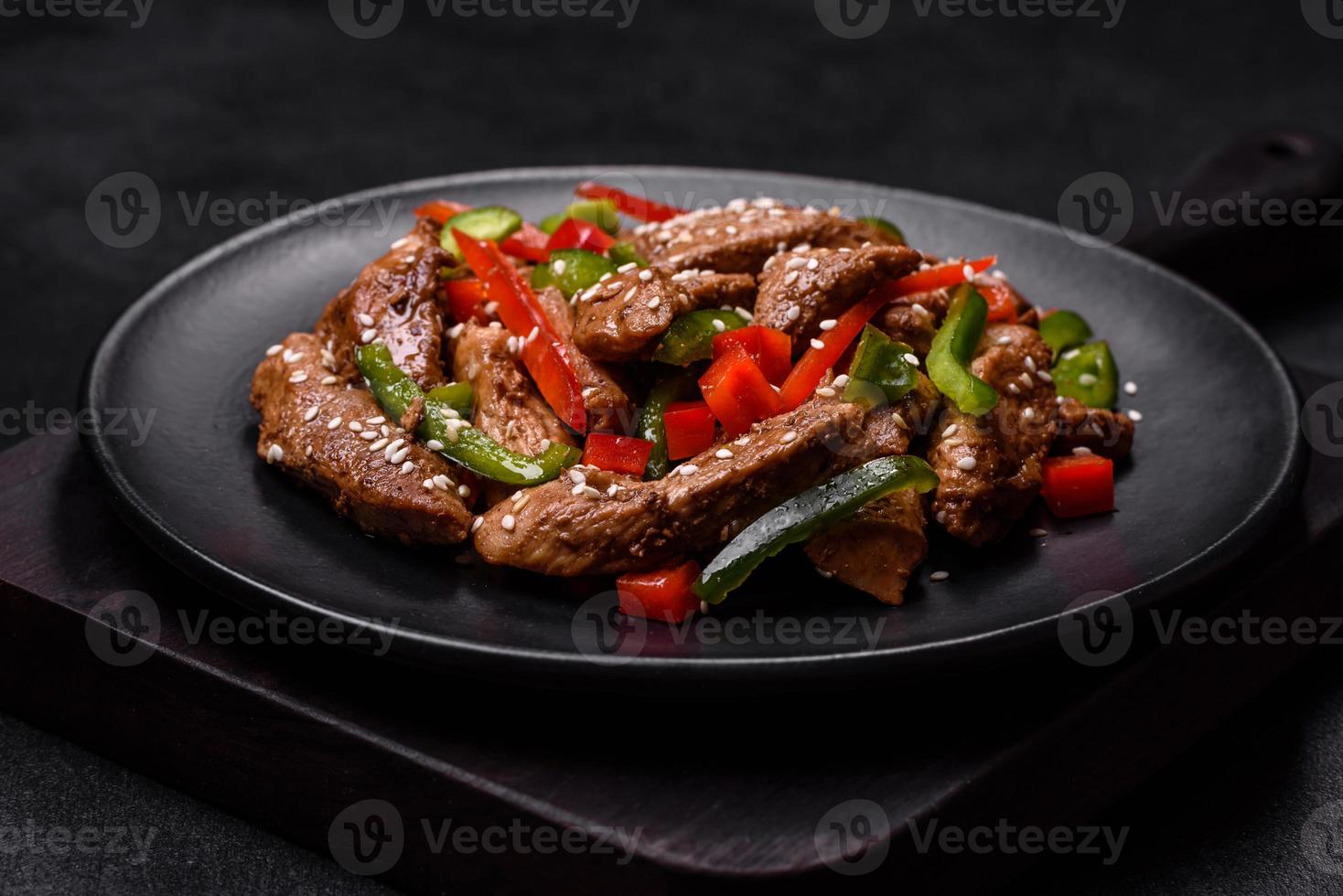 deliciosa carne teriyaki asiática com pimentão vermelho e verde foto