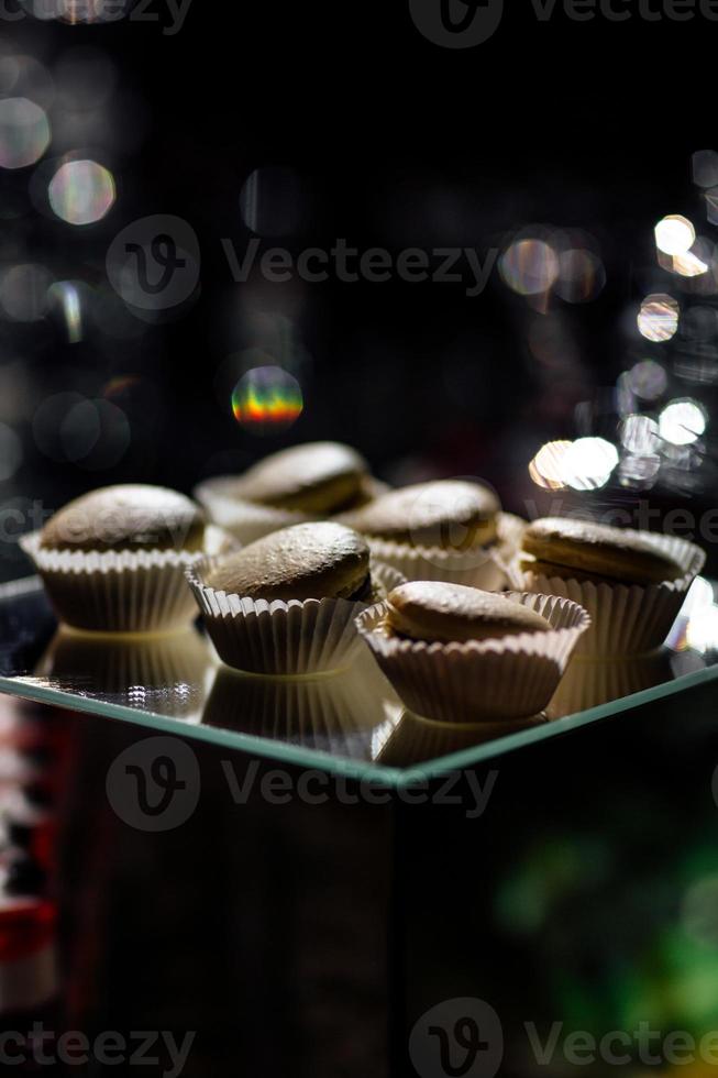 biscoitos na superfície preta. bolos de biscoitos de chocolate em um fundo preto. foto