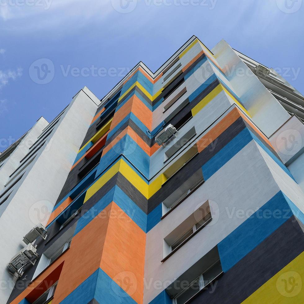 novo edifício residencial de vários andares e céu azul foto