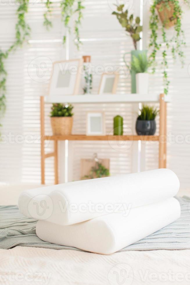 belas fotografias interiores do quarto moderno, almofadas confortáveis de ortopedia foto