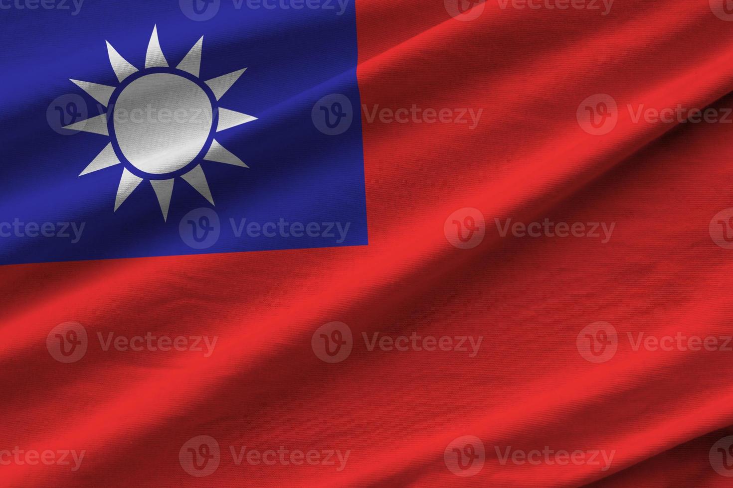 bandeira de taiwan com grandes dobras acenando perto sob a luz do estúdio dentro de casa. os símbolos e cores oficiais no banner foto