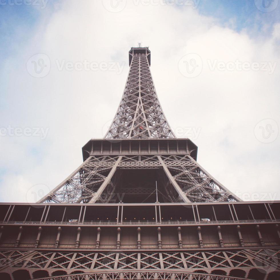 a torre eiffel em paris com efeito de filtro retrô foto