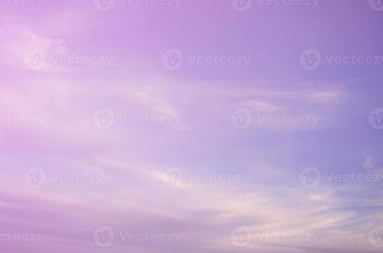 uma foto de um céu azul brilhante e brilhante com whi fofo e denso