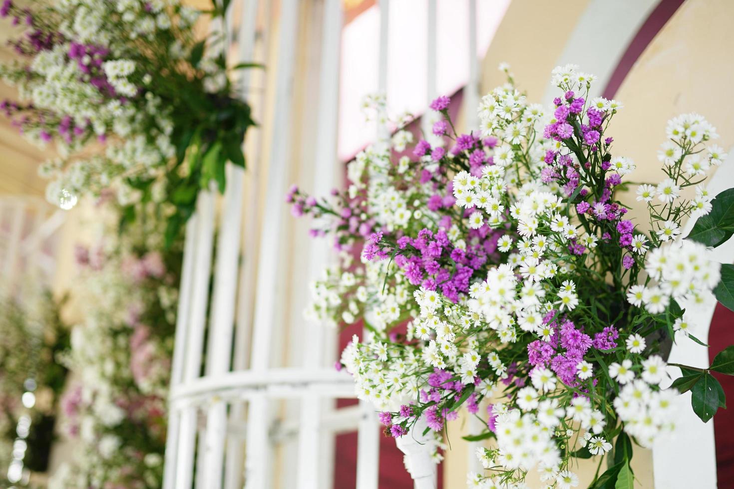 arranjo de flores para decoração de casamento foto