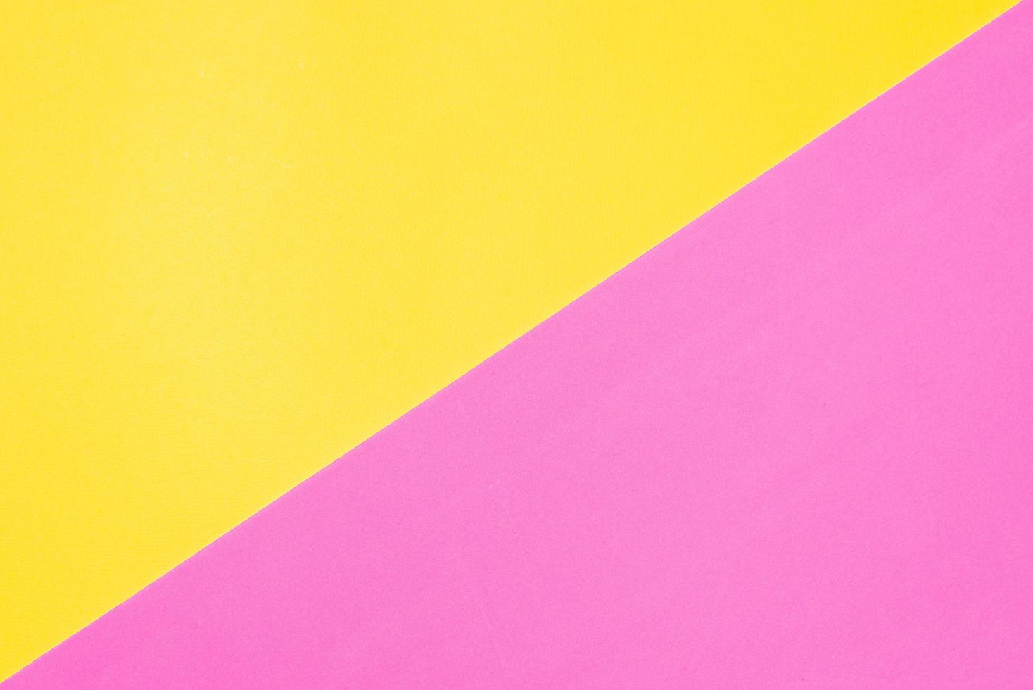 fundo texturizado de papel de duas cores. pano de fundo geométrico diagonal amarelo e rosa. foto