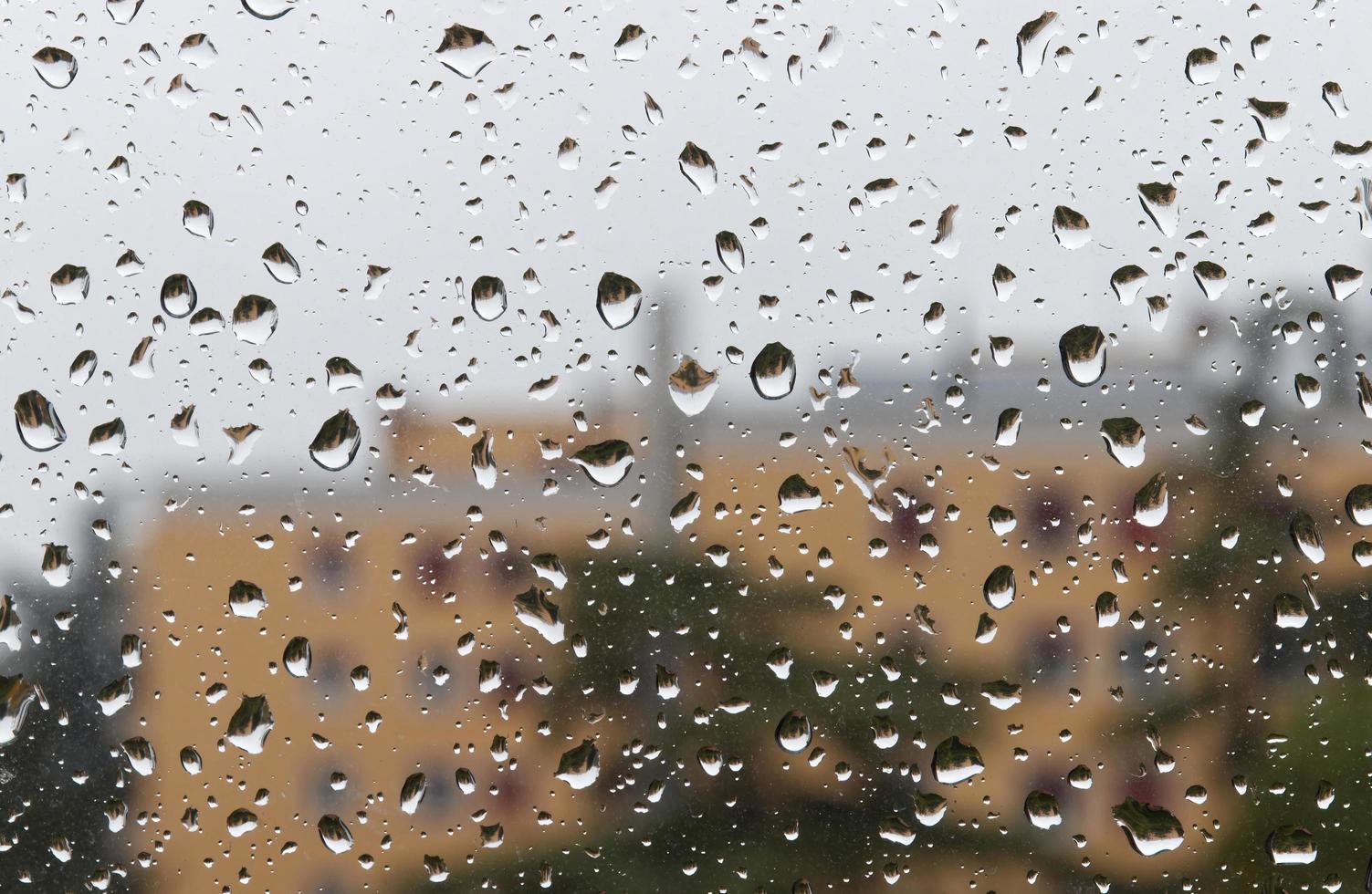 gotas de água condensadas na janela transparente. gotas de chuva de água. foto