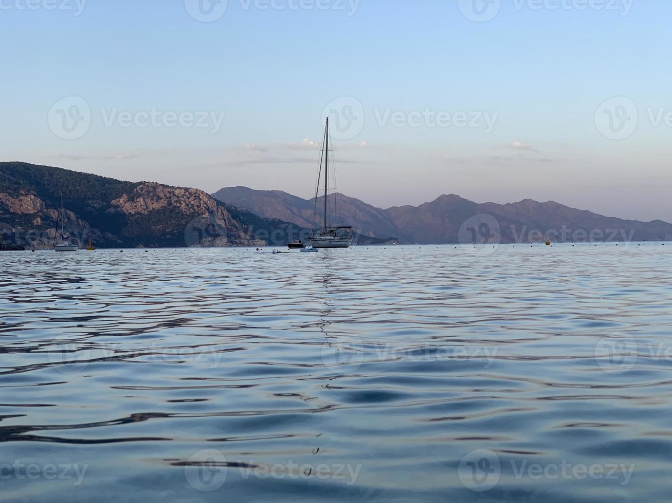 Mar Egeu. montanhas verdes. paisagem do mar mediterrâneo. foto