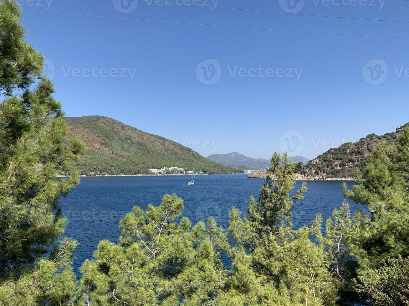 mar, serra e pinheiros, bela paisagem. marmaris, peru. foto