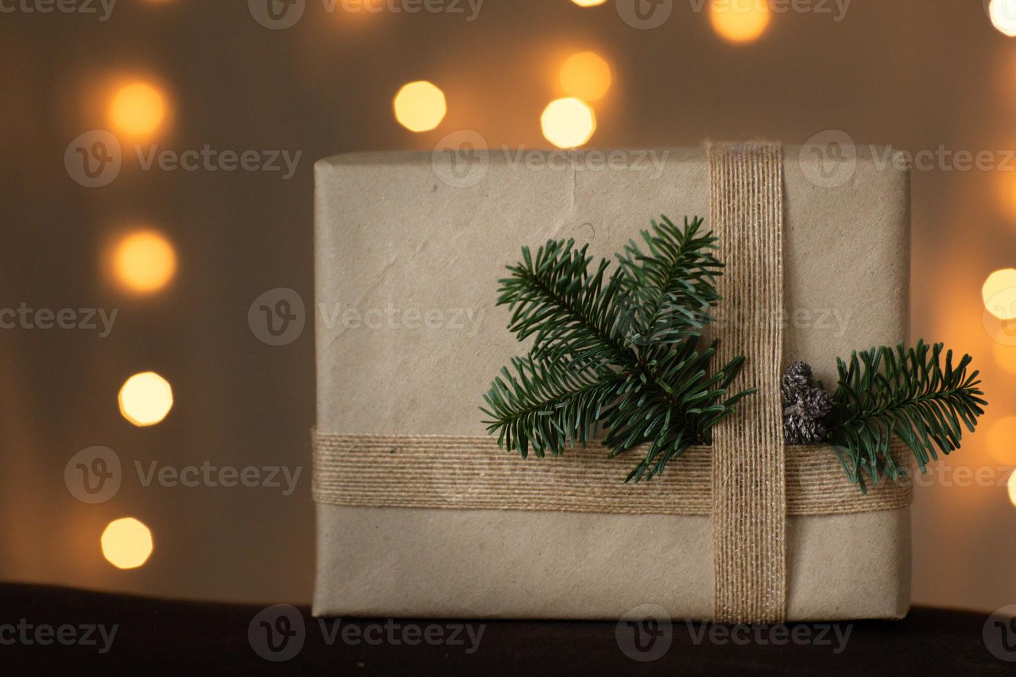 presente de papel de natal feito à mão. caixa de presente de artesanato de natal com árvore. embalagem de preparação para a véspera de natal. caixa de presente de embalagem. decoração de estilo rústico eco natural foto