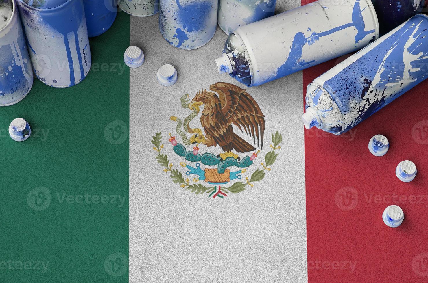 bandeira do méxico e algumas latas de spray aerossol usadas para pintura de grafite. conceito de cultura de arte de rua foto