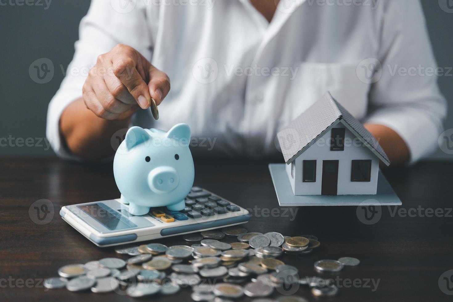 salvando o investimento em casa com o conceito de negócio de dinheiro de financiamento de empréstimo. financiamento bancário de investimento para negócios imobiliários residenciais. empilhar moedas com casa modelo para empréstimos de investimento. dinheiro para impostos. foto