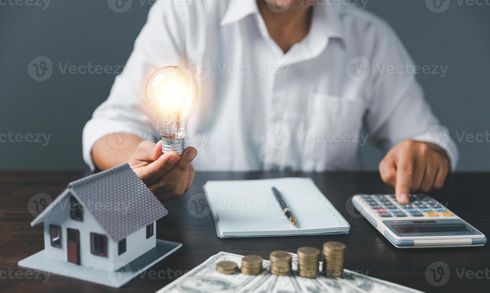 salvando o investimento em casa com o conceito de negócio de dinheiro de financiamento de empréstimo. financiamento bancário de investimento para negócios imobiliários residenciais. empilhar moedas com casa modelo para empréstimos de investimento. dinheiro para impostos. foto