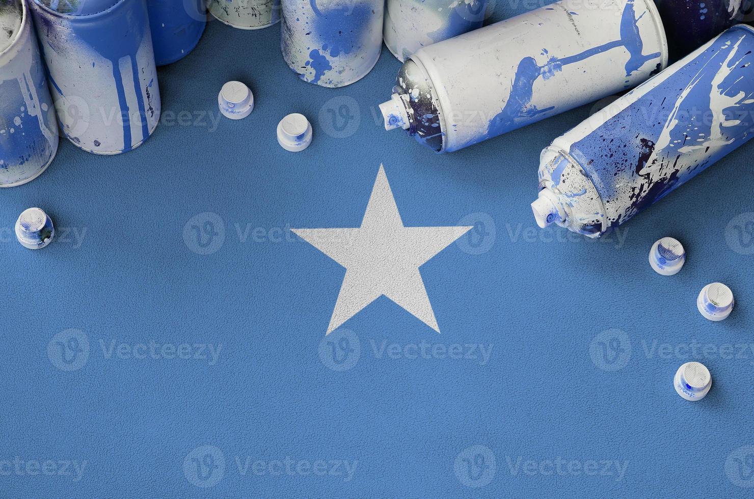 bandeira da somalia e algumas latas de spray aerossol usadas para pintura de graffiti. conceito de cultura de arte de rua foto