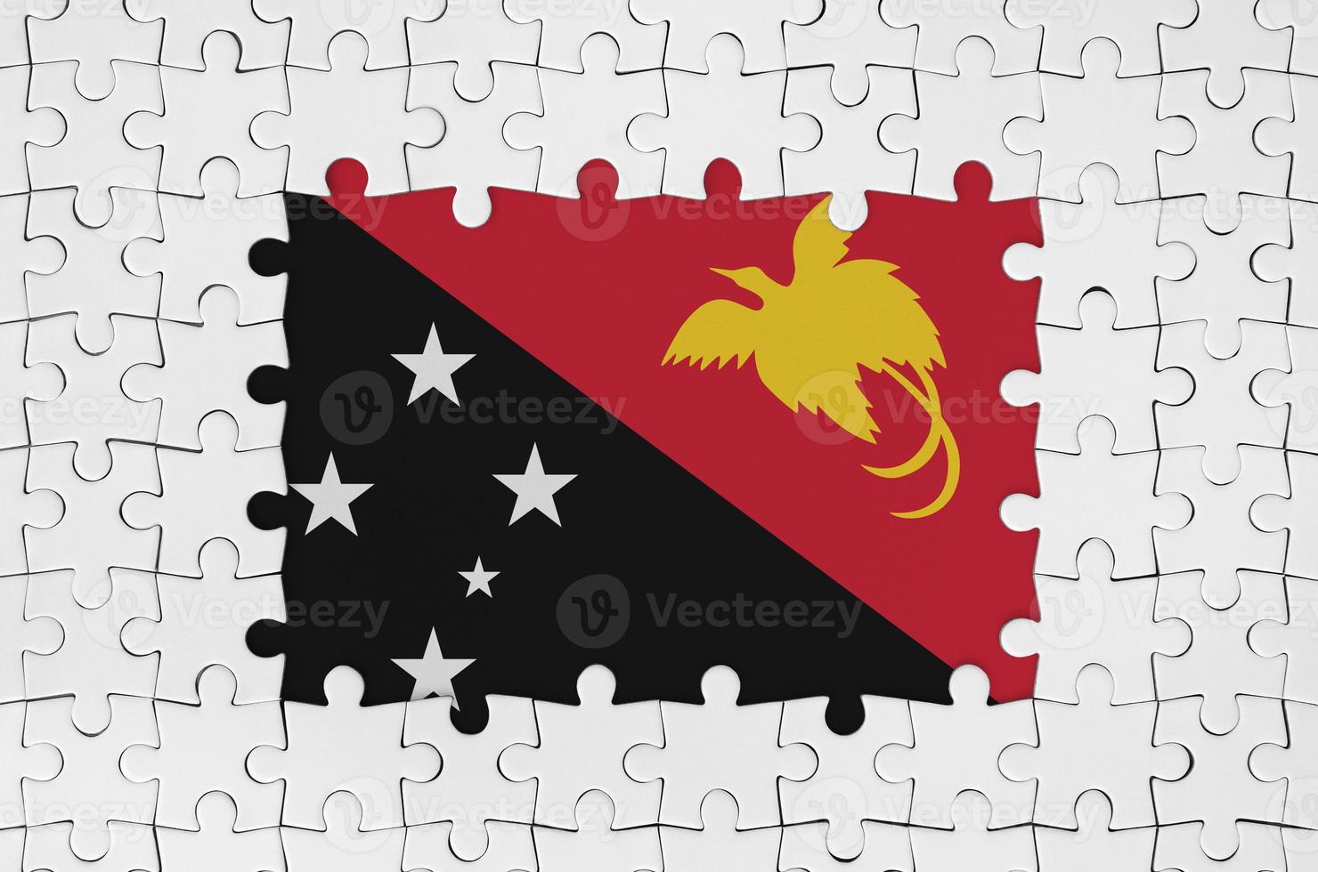 bandeira de papua nova guiné em quadro de peças de quebra-cabeça brancas com falta de parte central foto