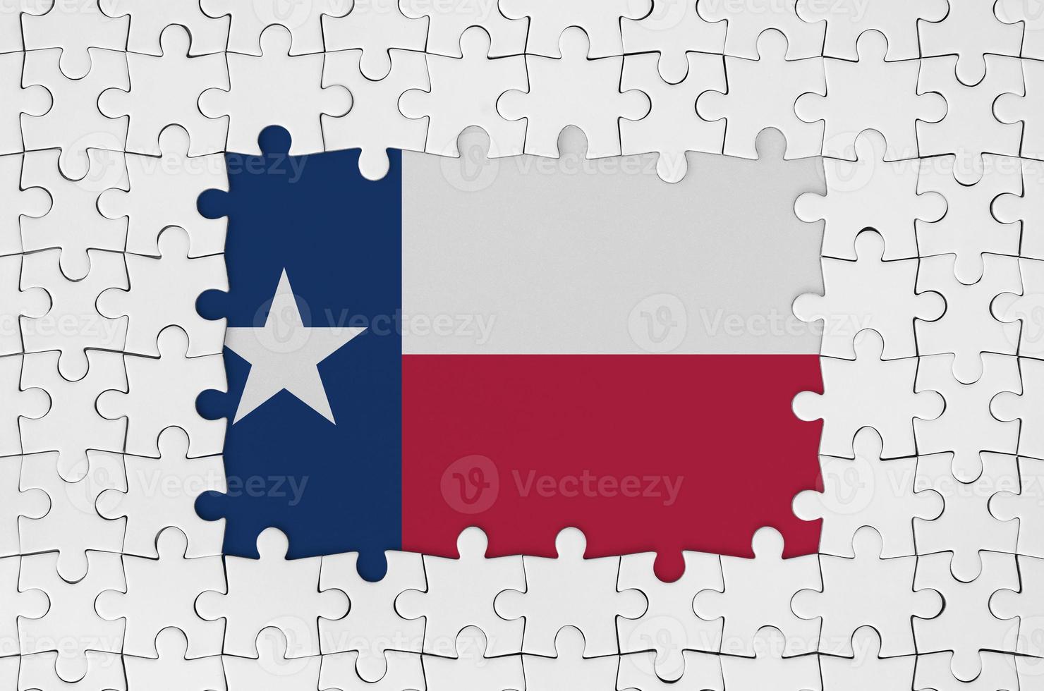 bandeira do estado do texas eua no quadro de peças de quebra-cabeça brancas com parte central ausente foto