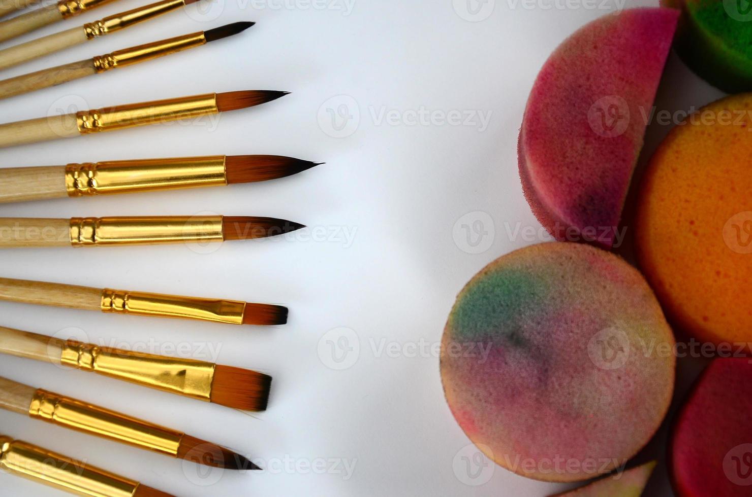 cosméticos de cor, pincéis e esponjas para pintura de rosto em fundo branco foto