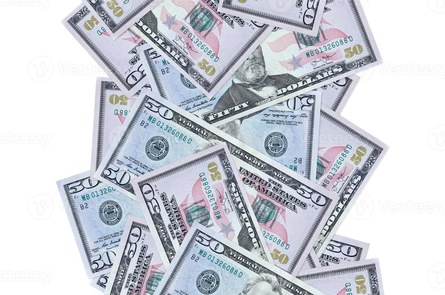 notas de 50 dólares americanos voando para baixo isoladas em branco. muitas notas caindo com copyspace branco no lado esquerdo e direito foto