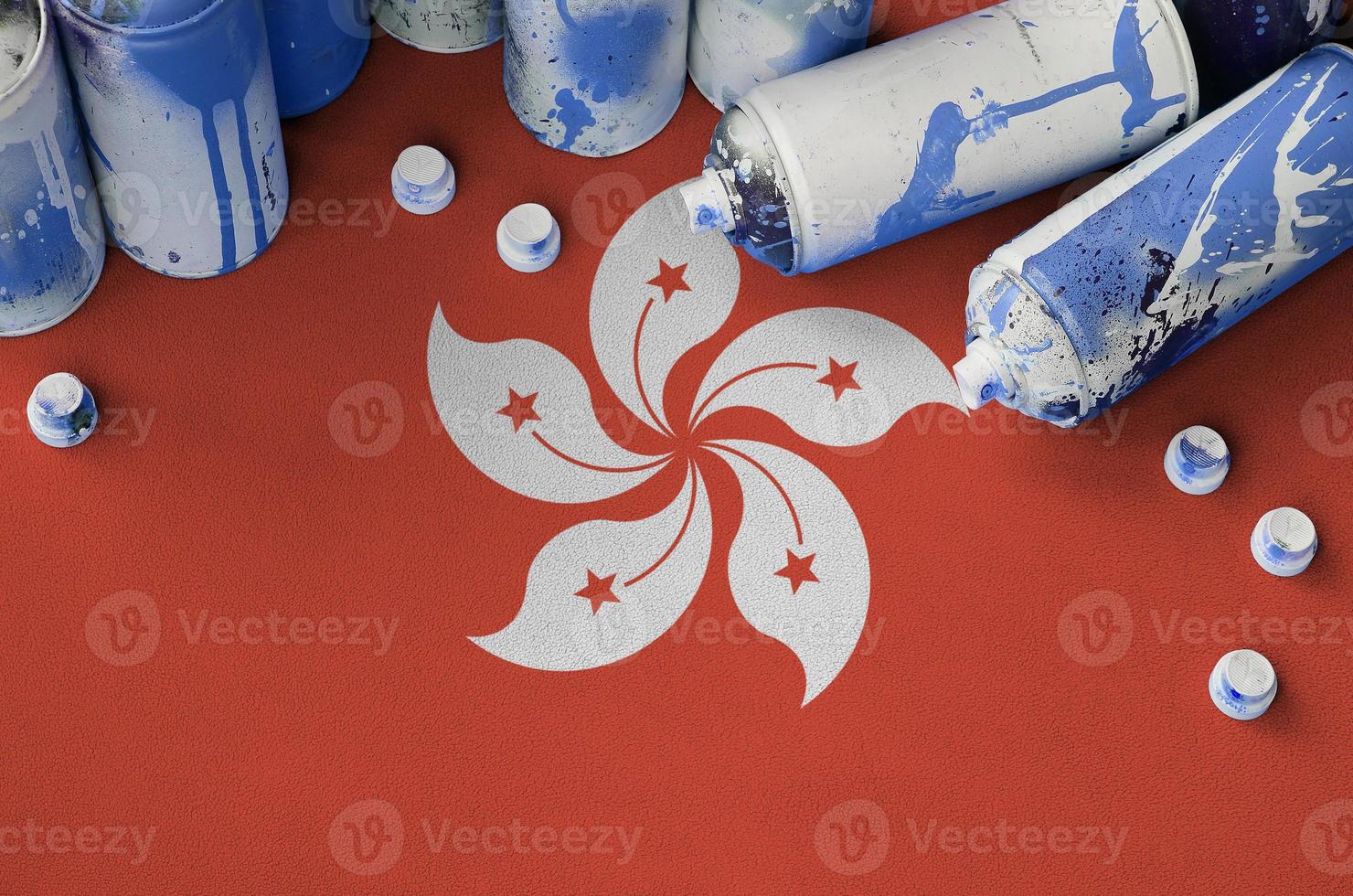 bandeira de hong kong e algumas latas de spray aerossol usadas para pintura de graffiti. conceito de cultura de arte de rua foto