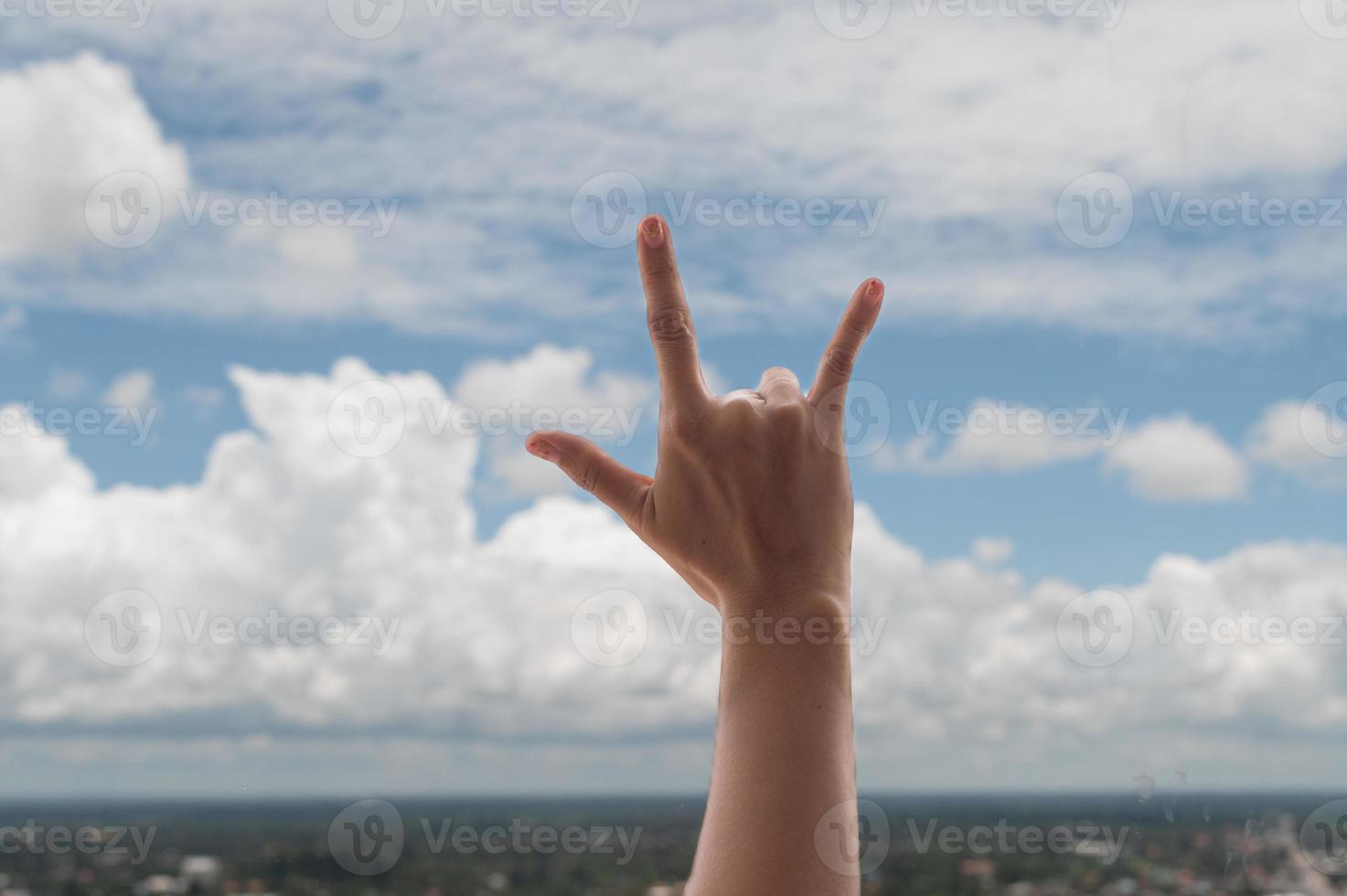 rezando as mãos no fundo do céu azul, jovem orou, religião e espiritualidade com acreditar foto