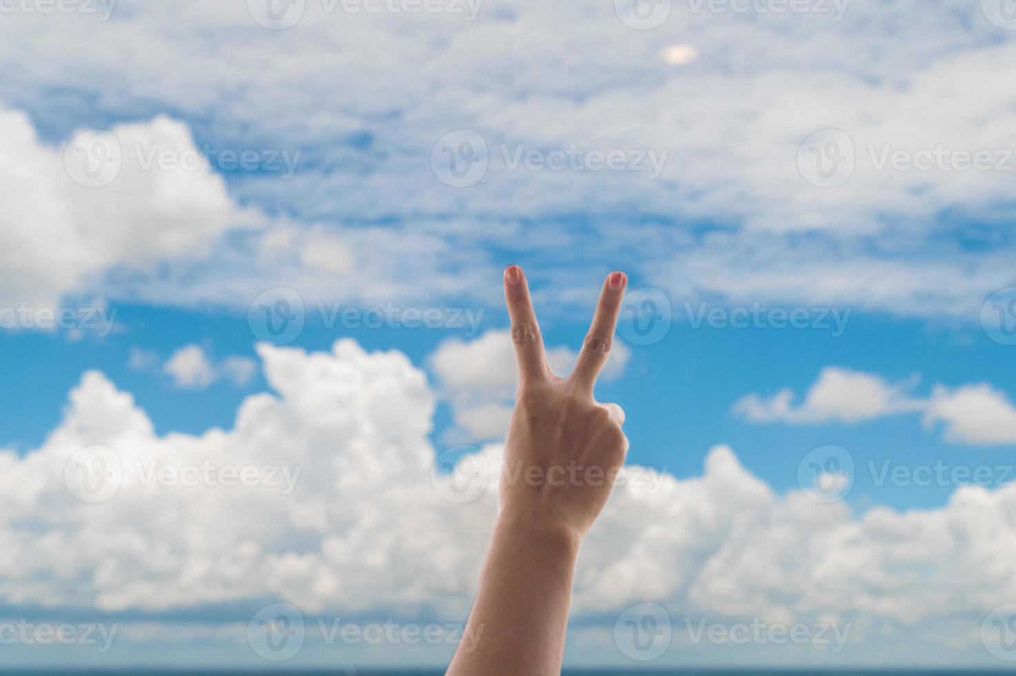 rezando as mãos no fundo do céu azul, jovem orou, religião e espiritualidade com acreditar foto