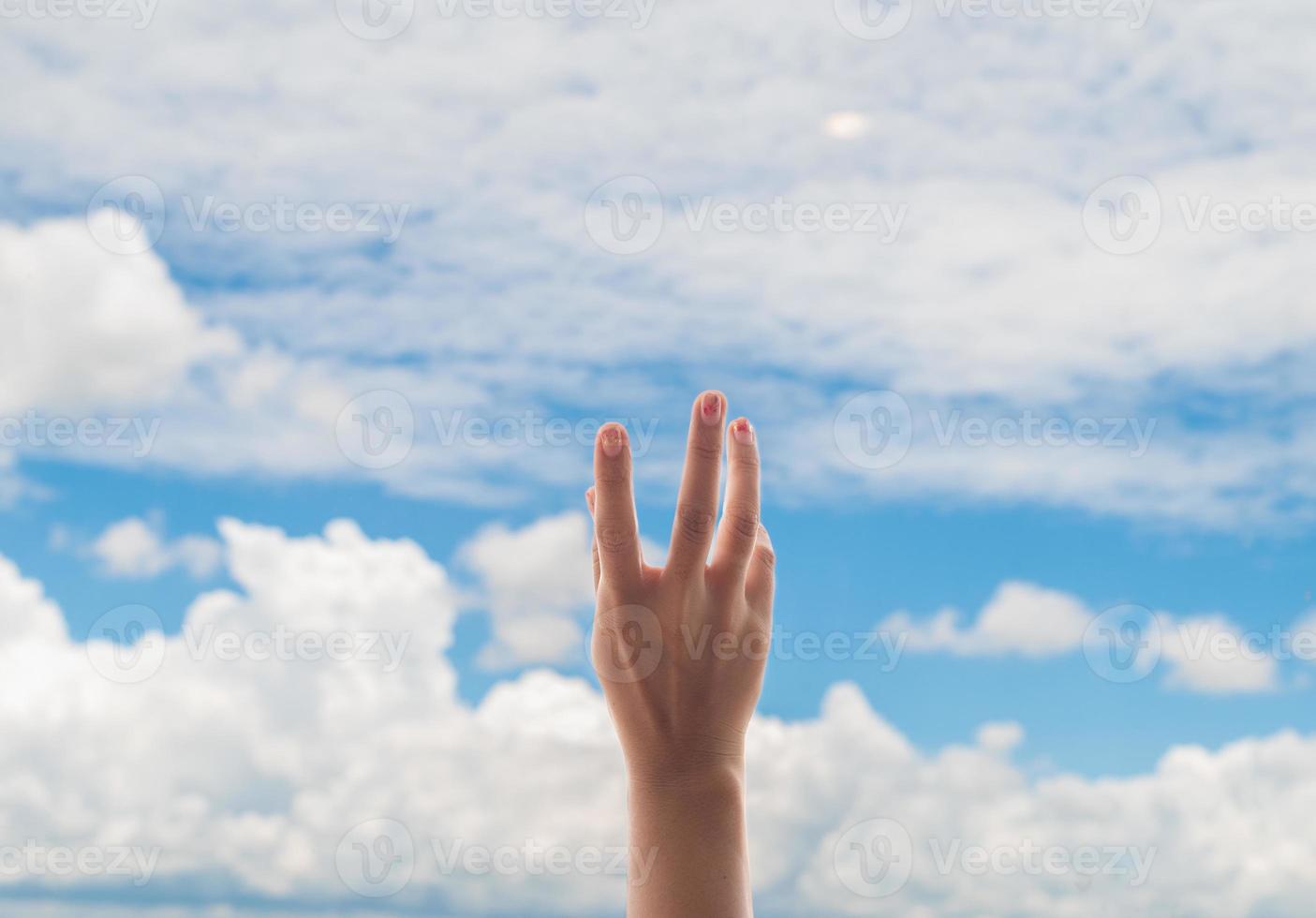 rezando as mãos no fundo do céu azul, jovem orou, religião e espiritualidade com acreditar foto