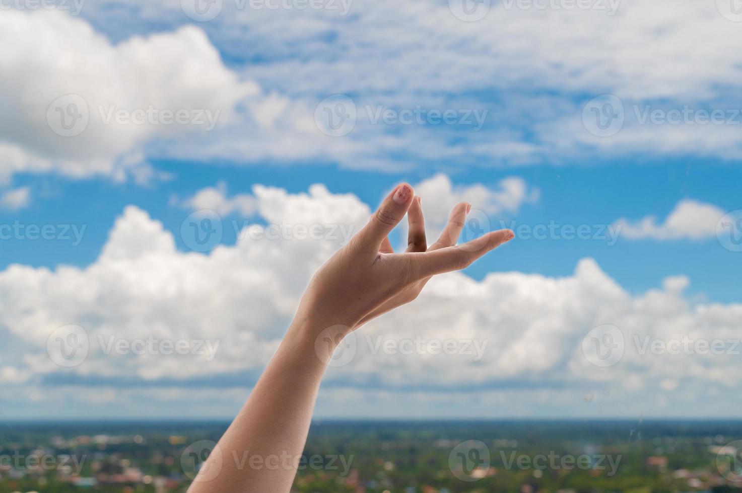 rezando as mãos no fundo do céu azul, jovem orou, religião e espiritualidade com acreditar foto