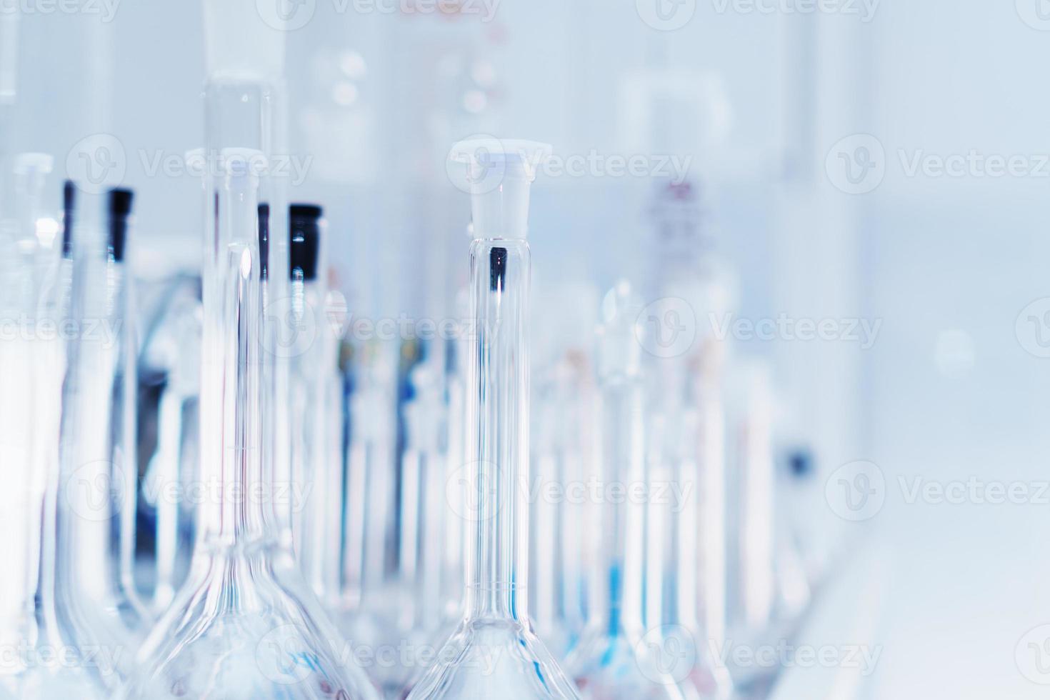vidraria de laboratório, tubos de ensaio e frascos para experimentos e descobertas científicas. foto