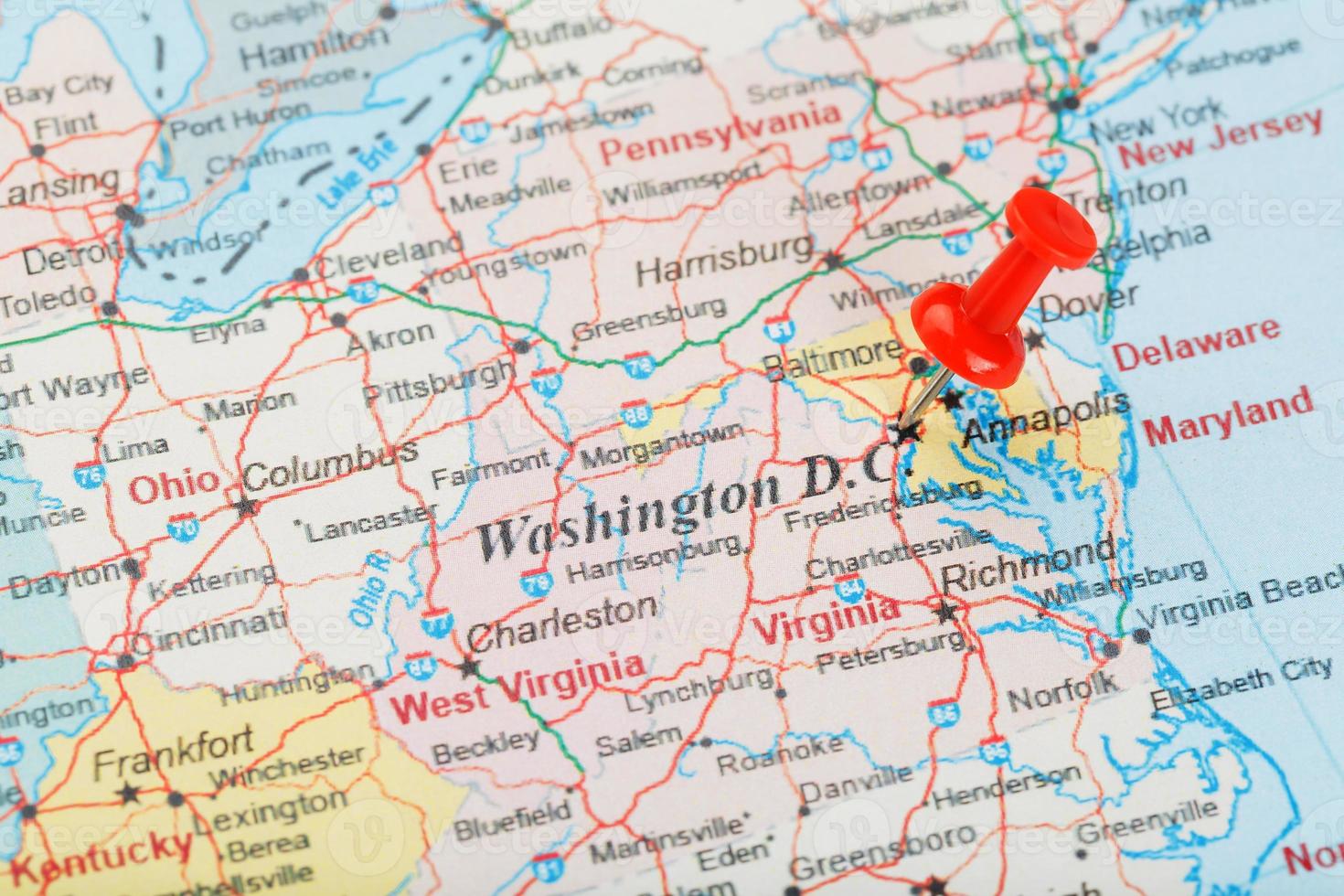 agulha clerical vermelha no mapa dos eua, sul de washington, dc e a capital de richmond. fechar mapa de dc com red tack foto