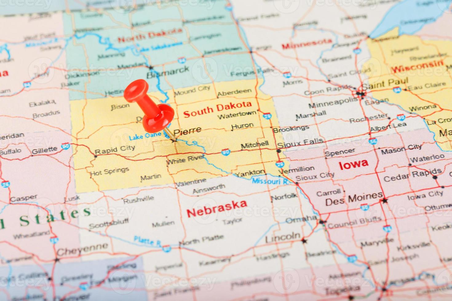 agulha clerical vermelha em um mapa dos eua, dakota do sul e da capital pierre. feche o mapa da dakota do sul com red tack foto