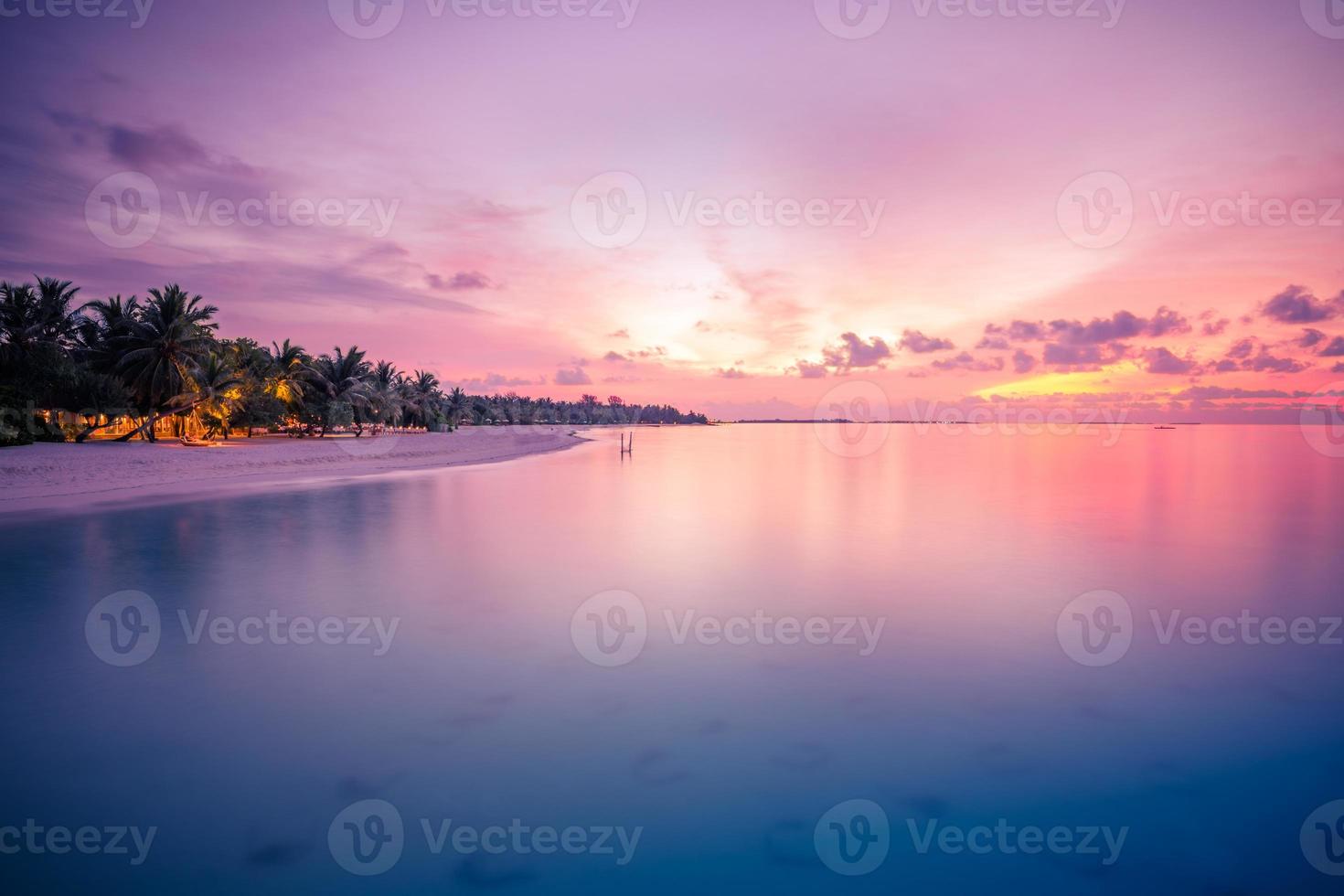 pôr do sol da noite, céu do nascer do sol. praia cênica com reflexo do mar sobre nuvens coloridas no horizonte. paisagem tropical, fundo de praia idílica por do sol foto