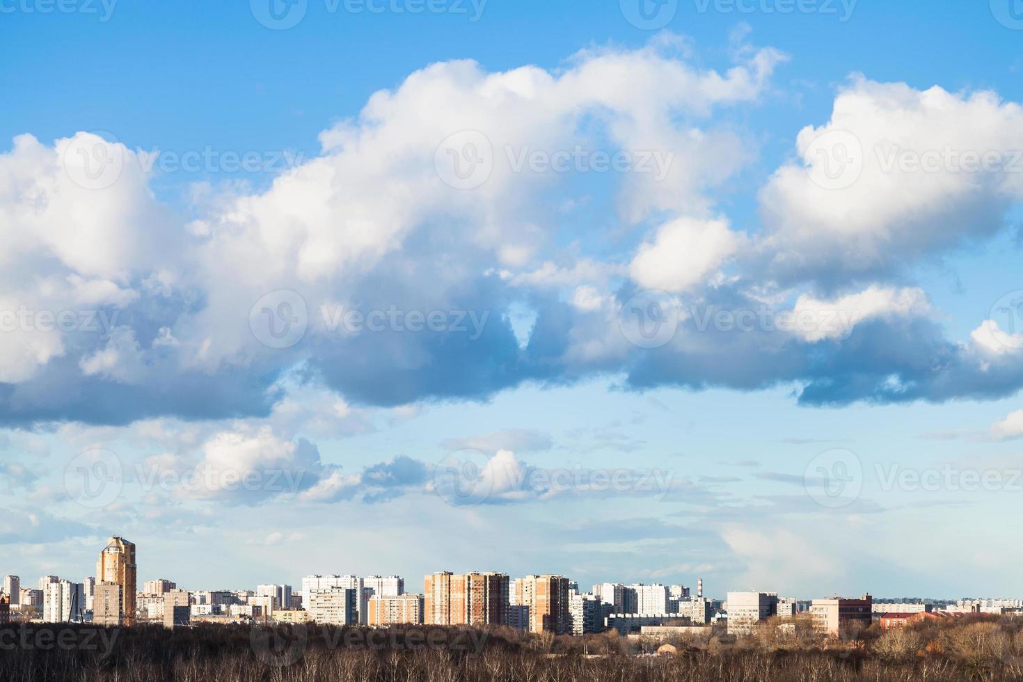 nuvens no céu azul de primavera sobre a cidade foto