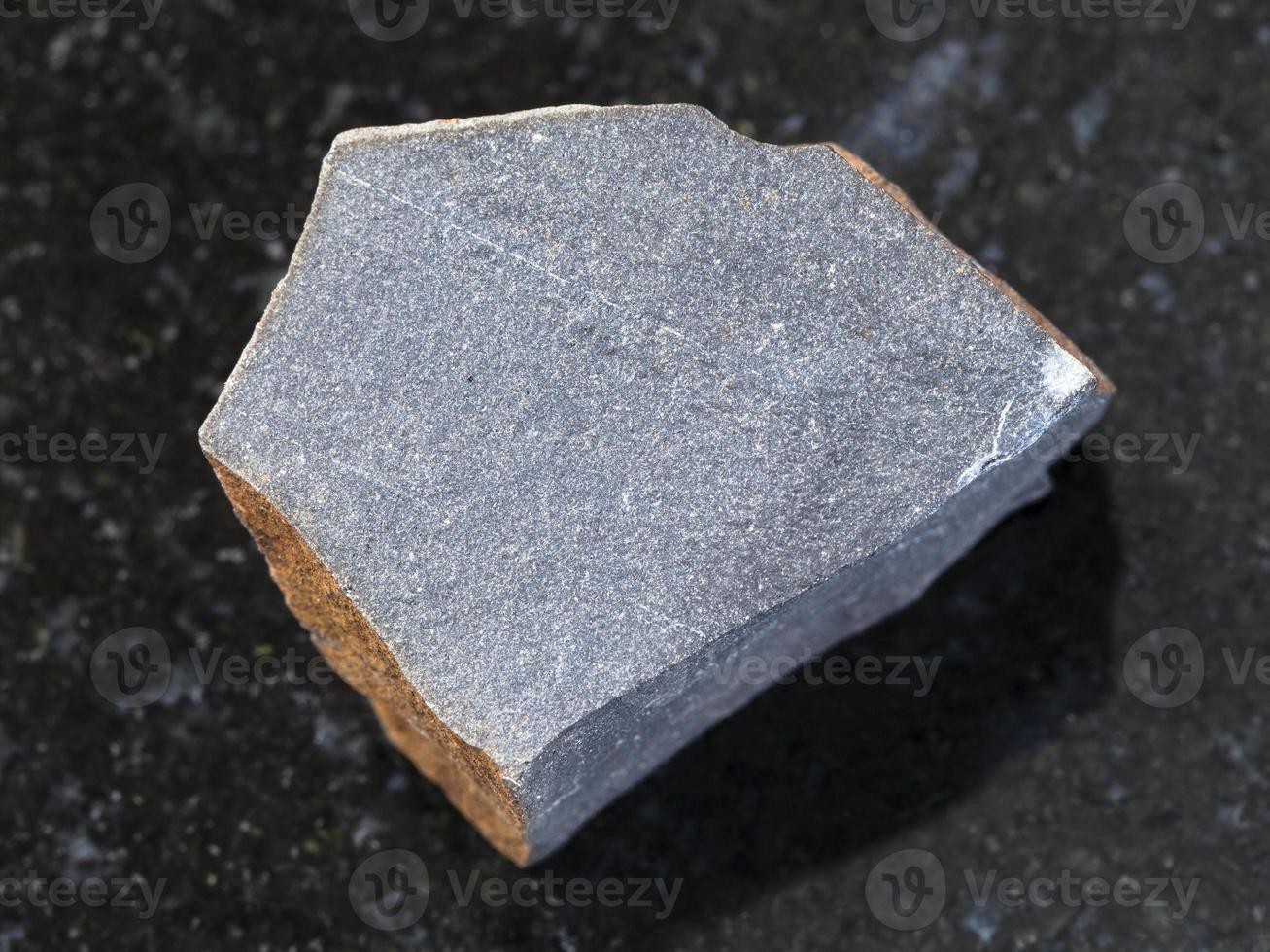 pedra áspera de taquilito de hialobasalto no escuro foto