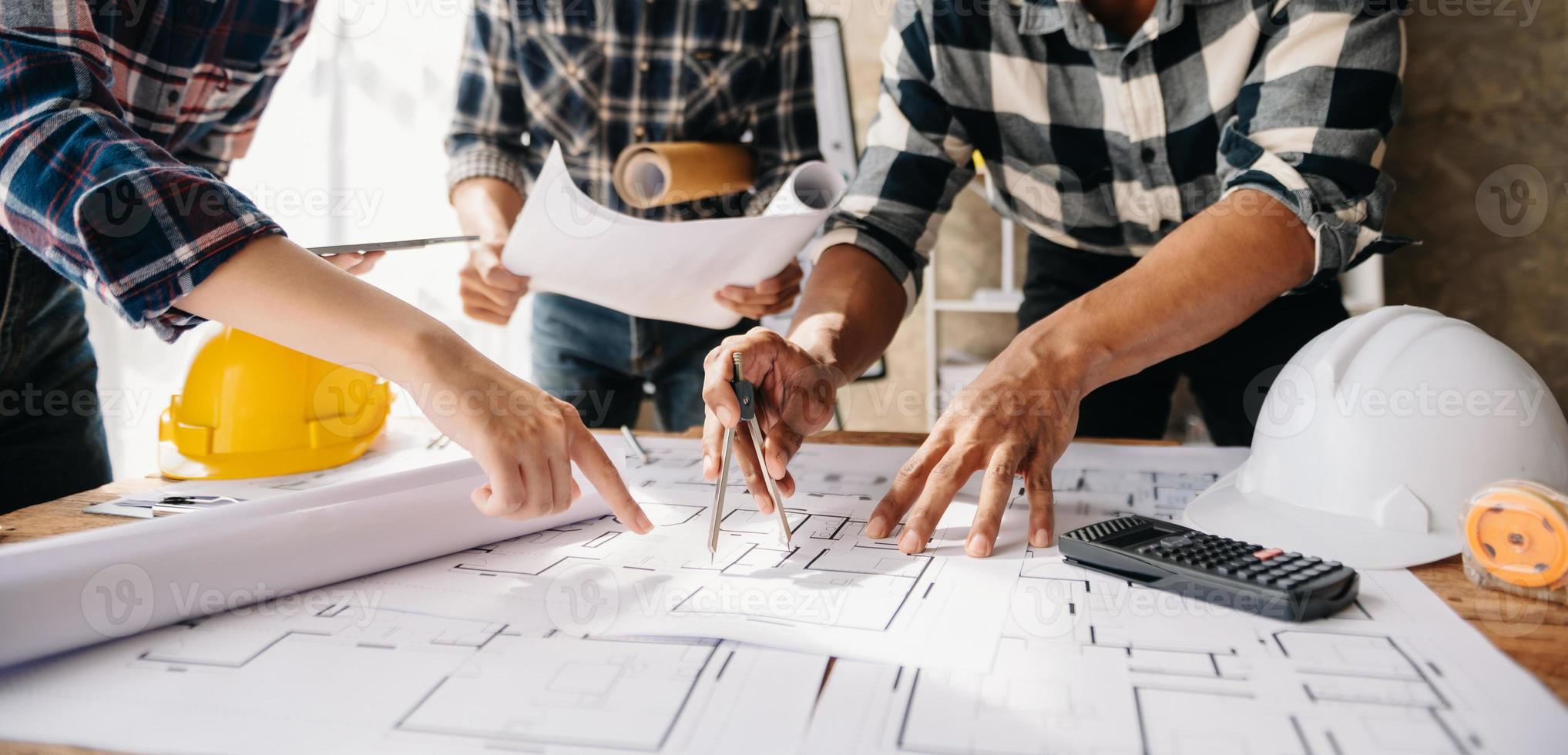 reunião de pessoas do engenheiro trabalhando no escritório para discutir, engenharia .hands do engenheiro trabalhando no conceito de construção do projeto. foto