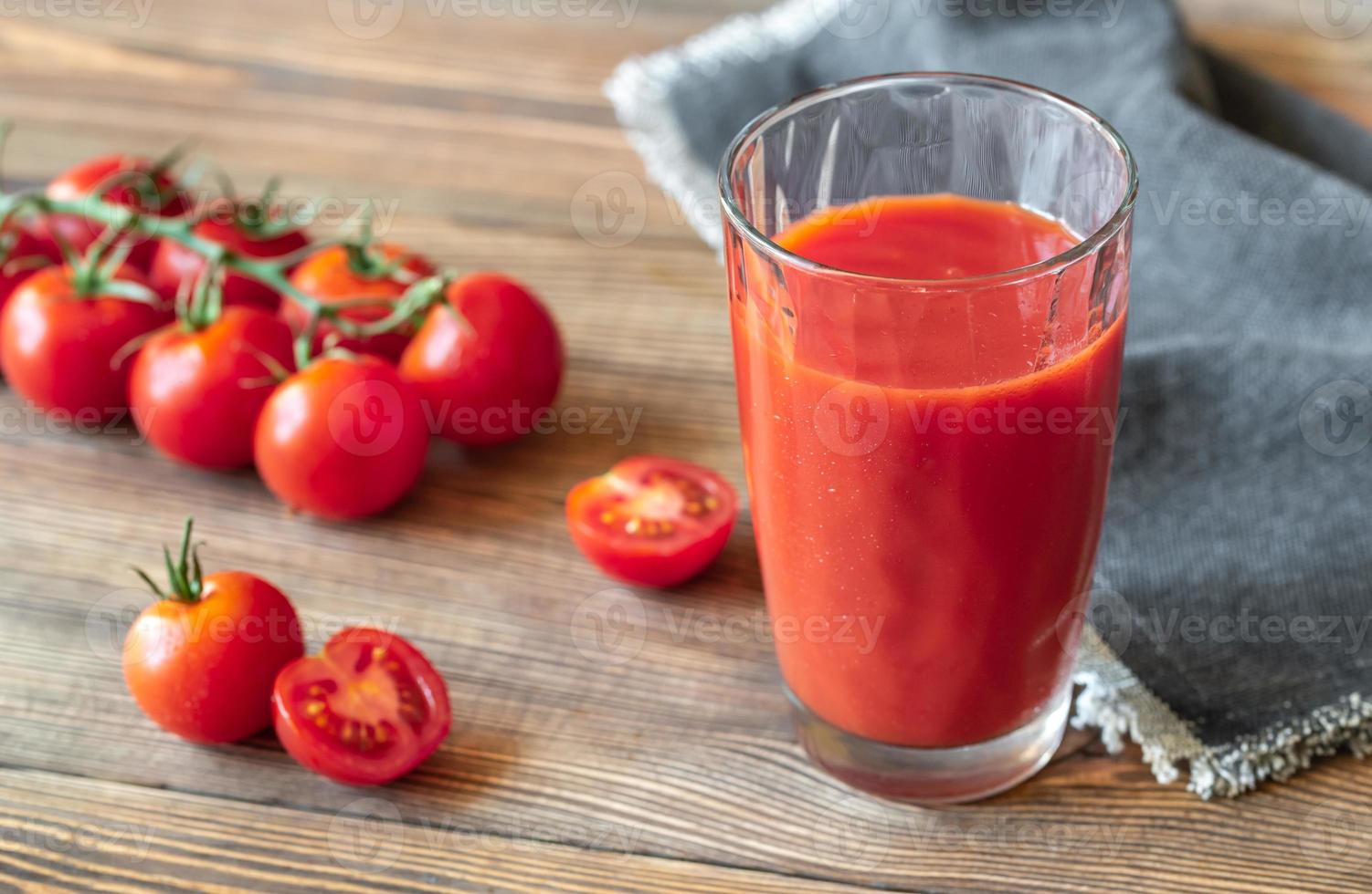 Um copo de suco de tomate foto