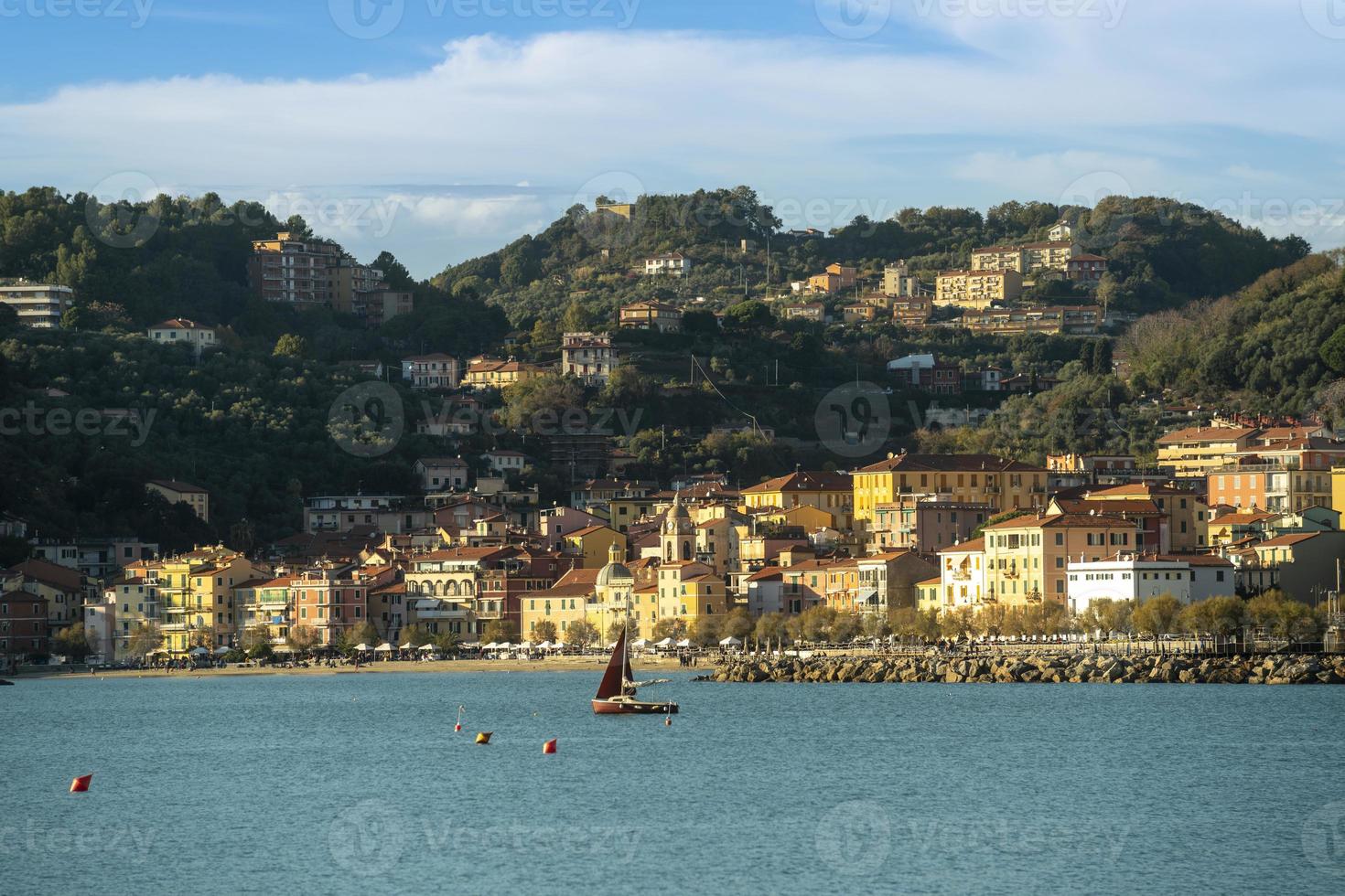 a vila costeira de san terenzo golfo dos poetas ligúria itália foto