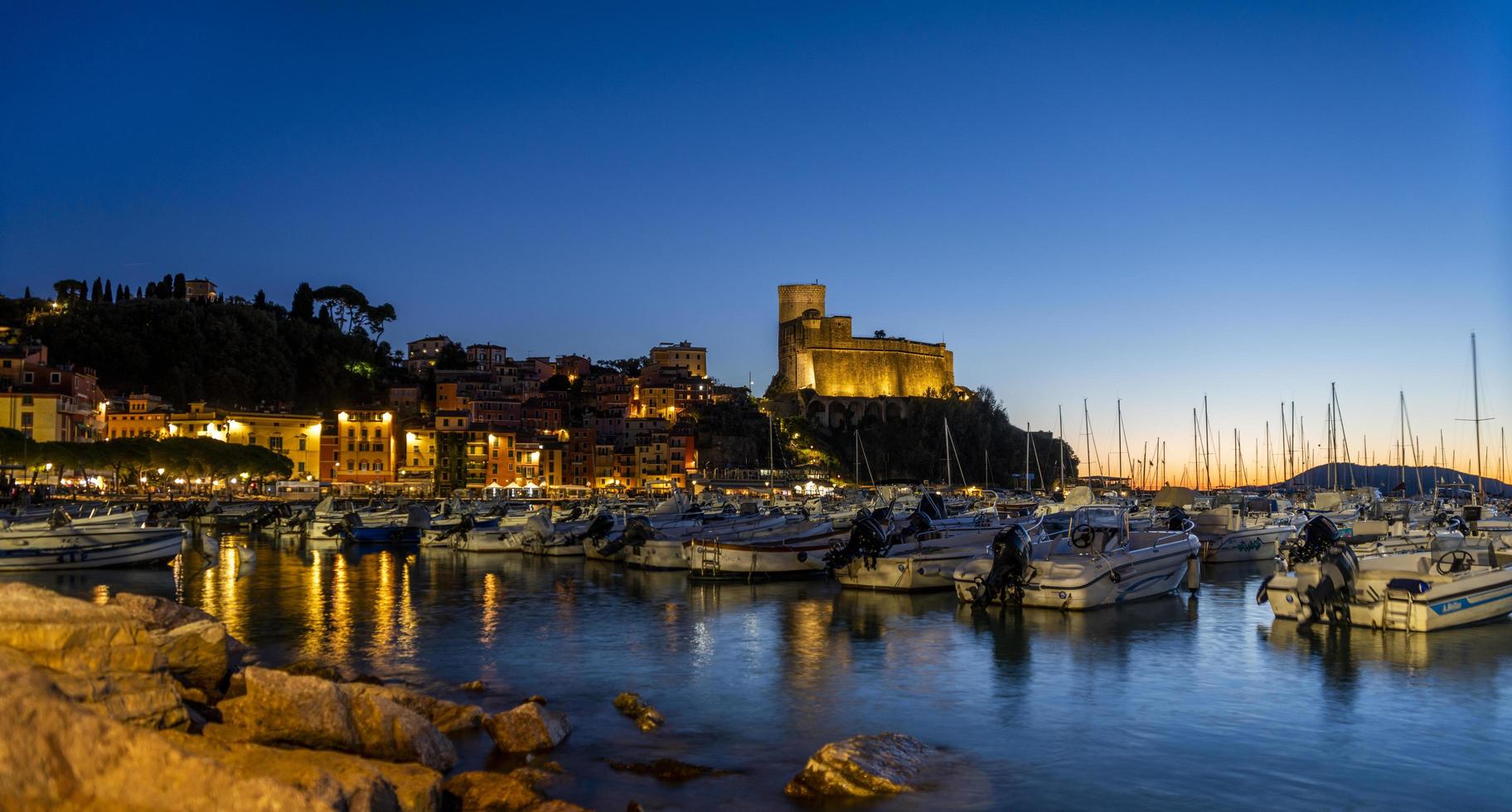 a vila de lerici à noite com vista para o porto e o castelo medieval lerici itália 20 de novembro de 2022 foto