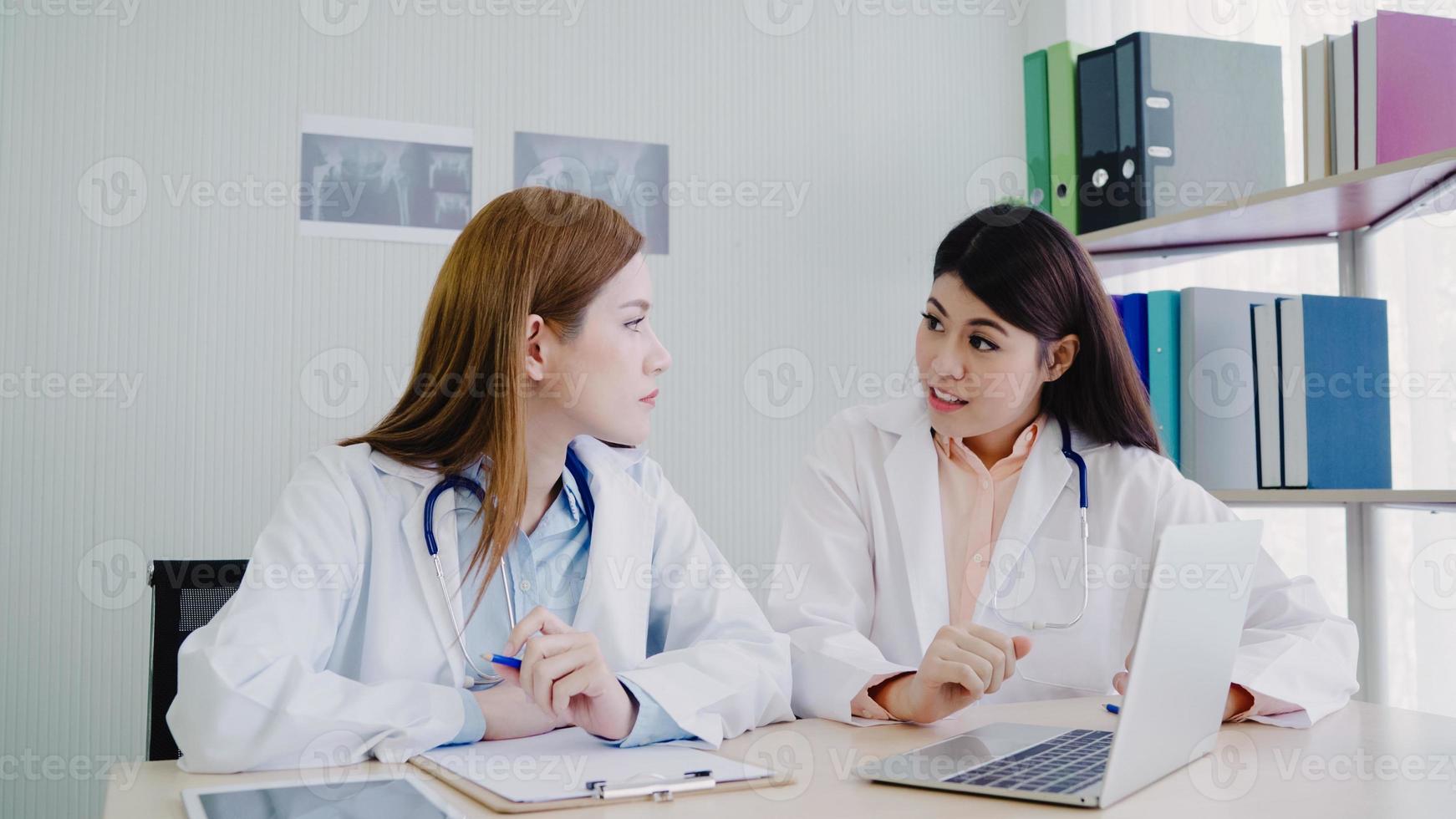 equipe de profissionais médicos médico asiático profissional brainstorming em uma reunião. equipe de profissionais de saúde discutindo na sala de reuniões do hospital. conceito de cuidados de saúde e assistência. foto