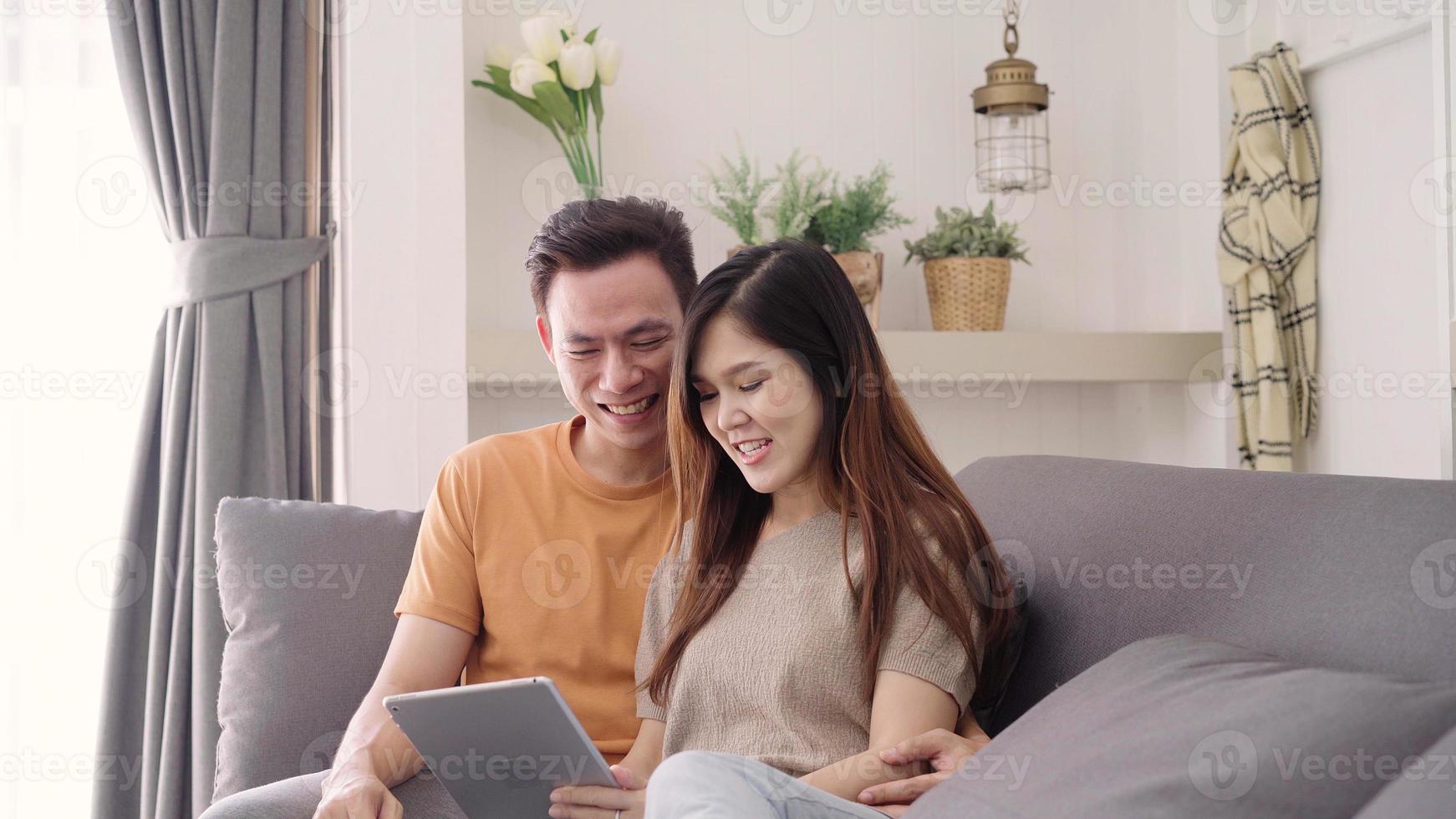 Felicidade casal de aposentados asiáticos gosta de jogar e competição jogo  smartphone móvel online juntos no sofá na sala de estar fundo interior de  casa casal asiático jogando jogo juntos em casa