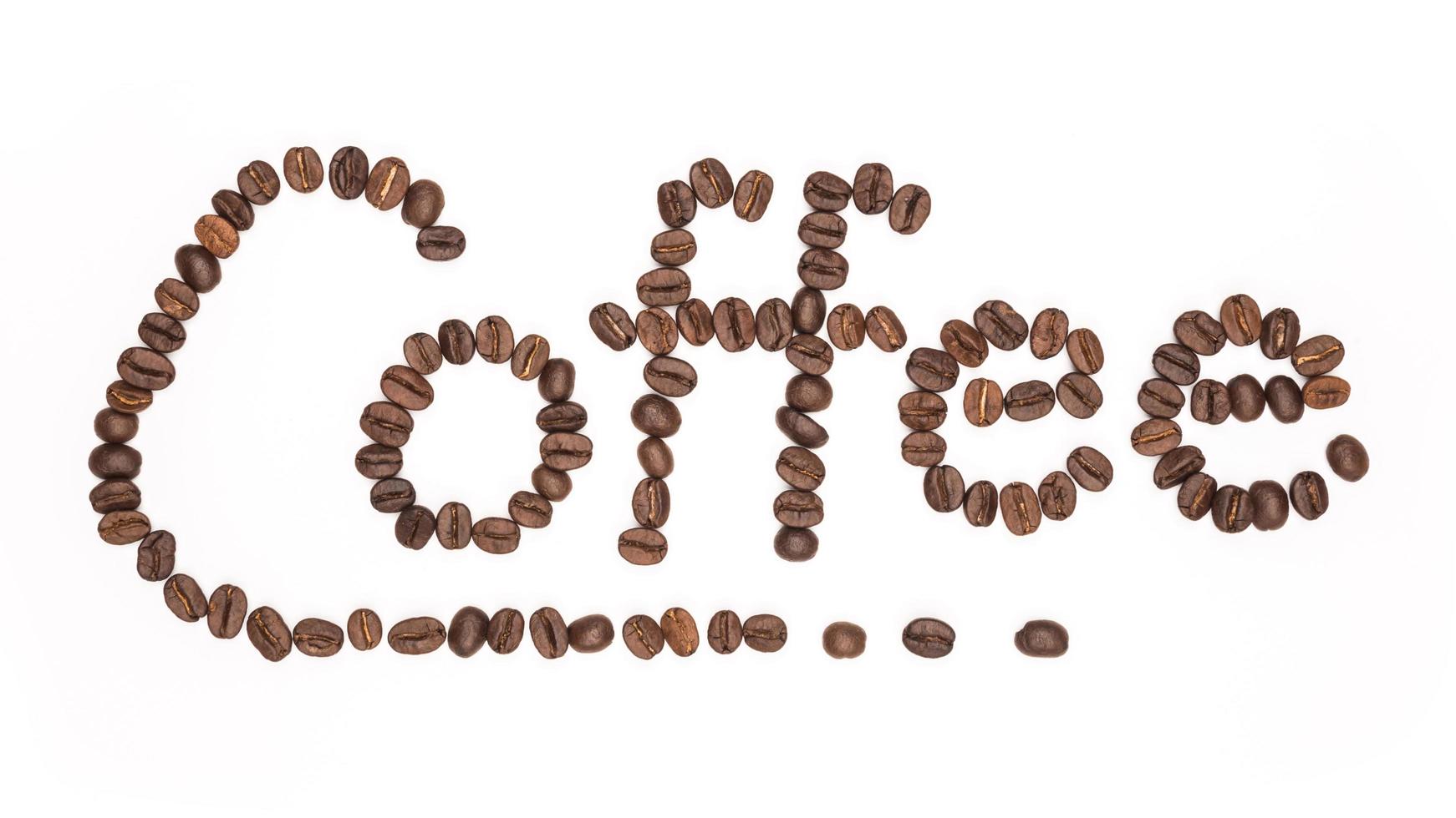 letra a palavra café feito de grãos de café, isolado no branco. conceitos, alfabeto, fonte foto