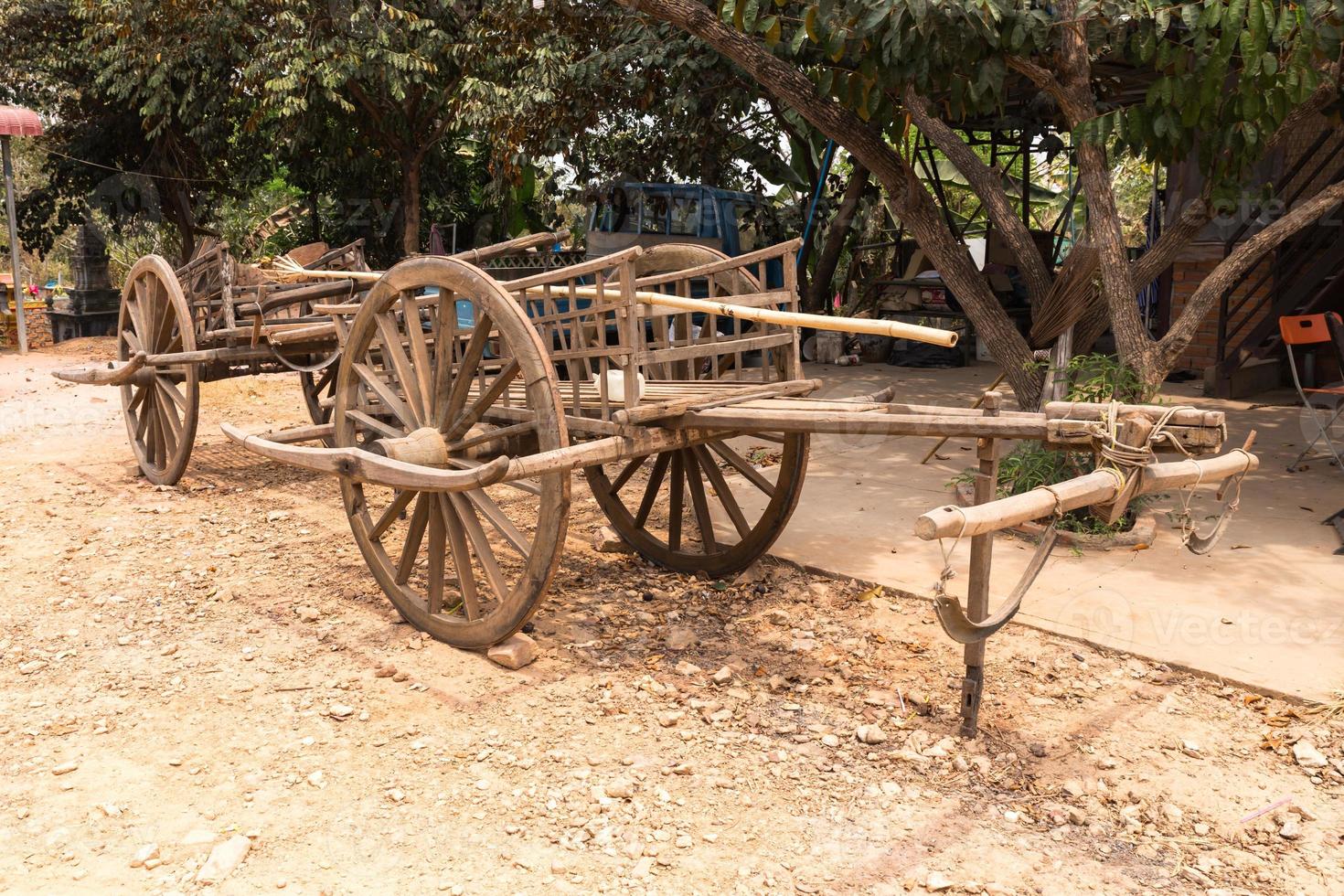 carrinho de madeira puxado a cavalo antigo tradicional, camboja foto