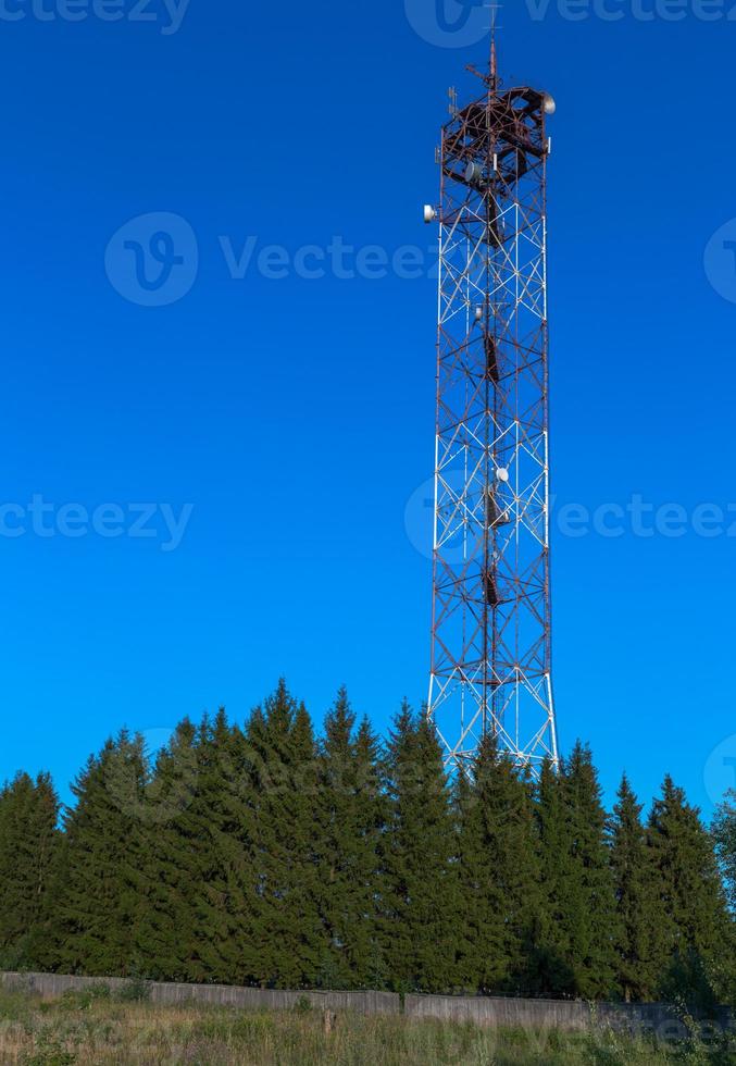 repetidor de tv de torre no fundo do céu azul foto